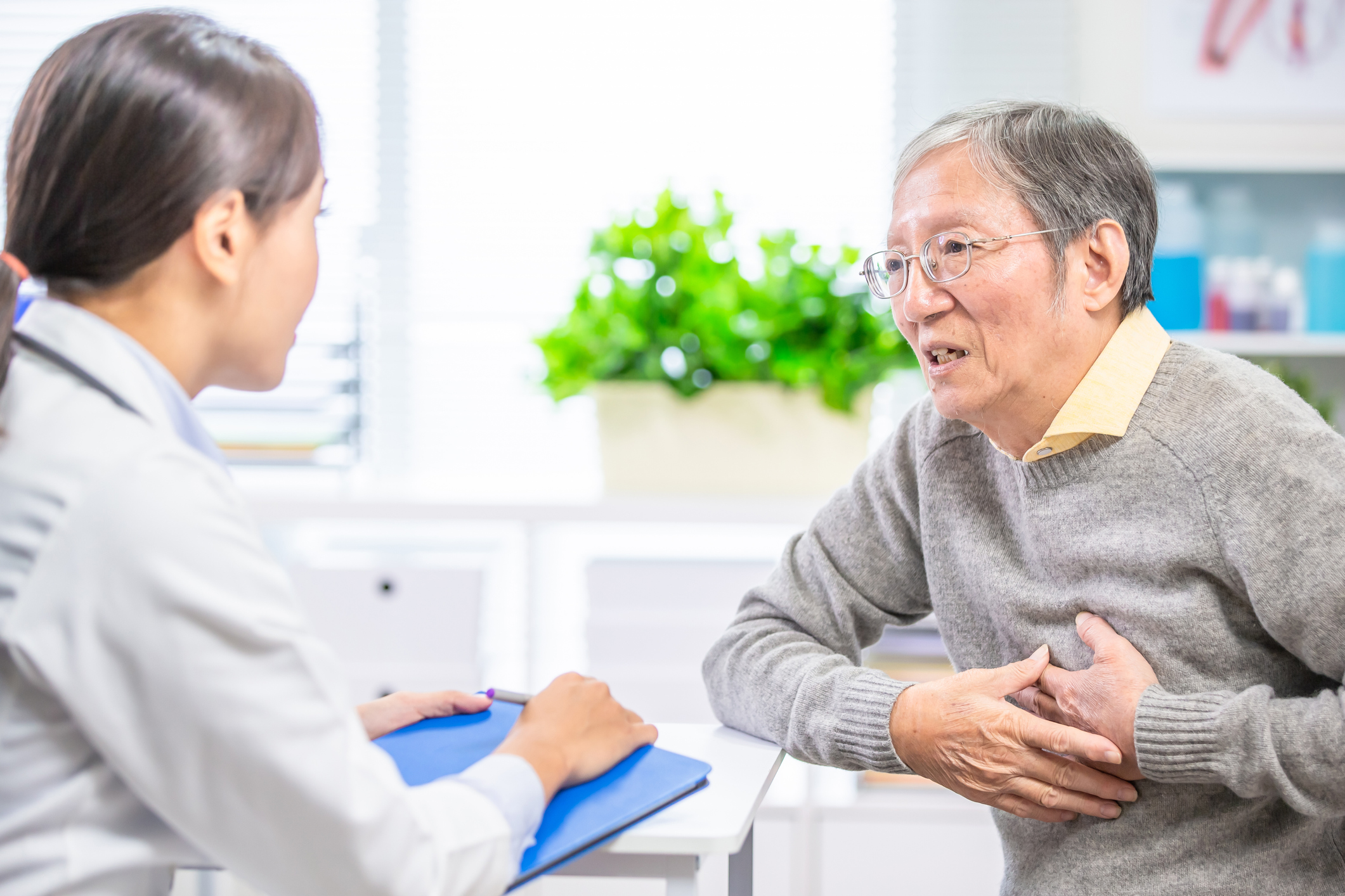 柳朋馳醫生指出，門診有的民衆會主訴心跳快、有點喘，但人在緊張的情緒之下，短時間的心跳加快、呼吸急促、頭暈等症狀都是正常反應。