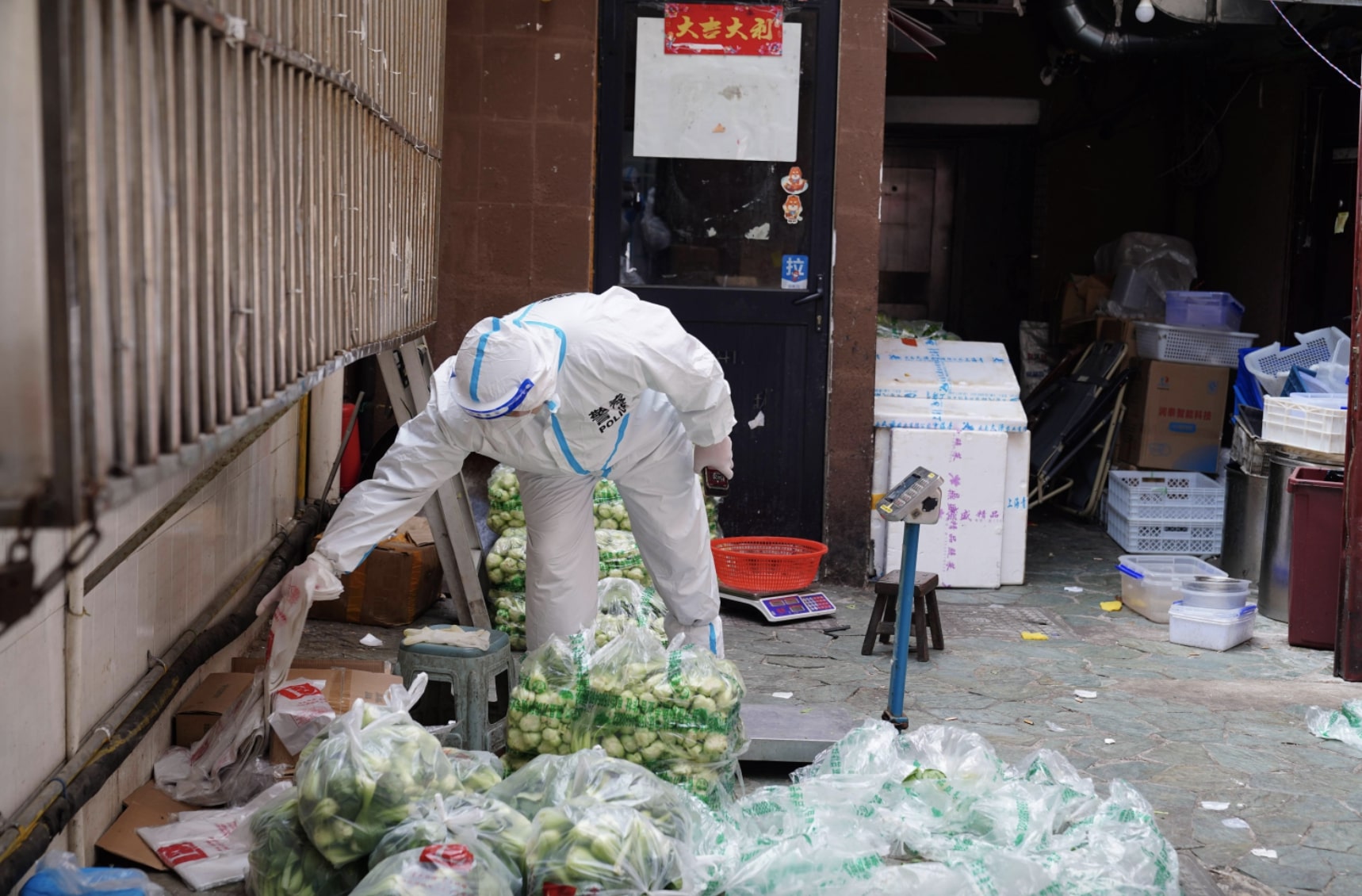 一名上海男子竟囤積大量蔬菜及其他食材再高價賣出，被當地警方拘捕。