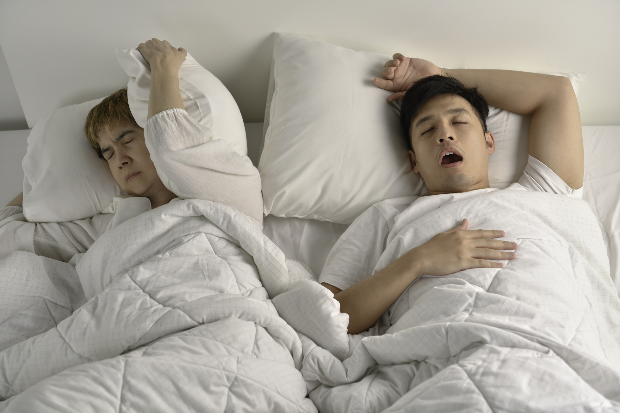 睡眠窒息症是一種睡眠障礙。患者在睡眠時，多次出現呼吸暫停而窒息導致血液含氧量降低的現象。