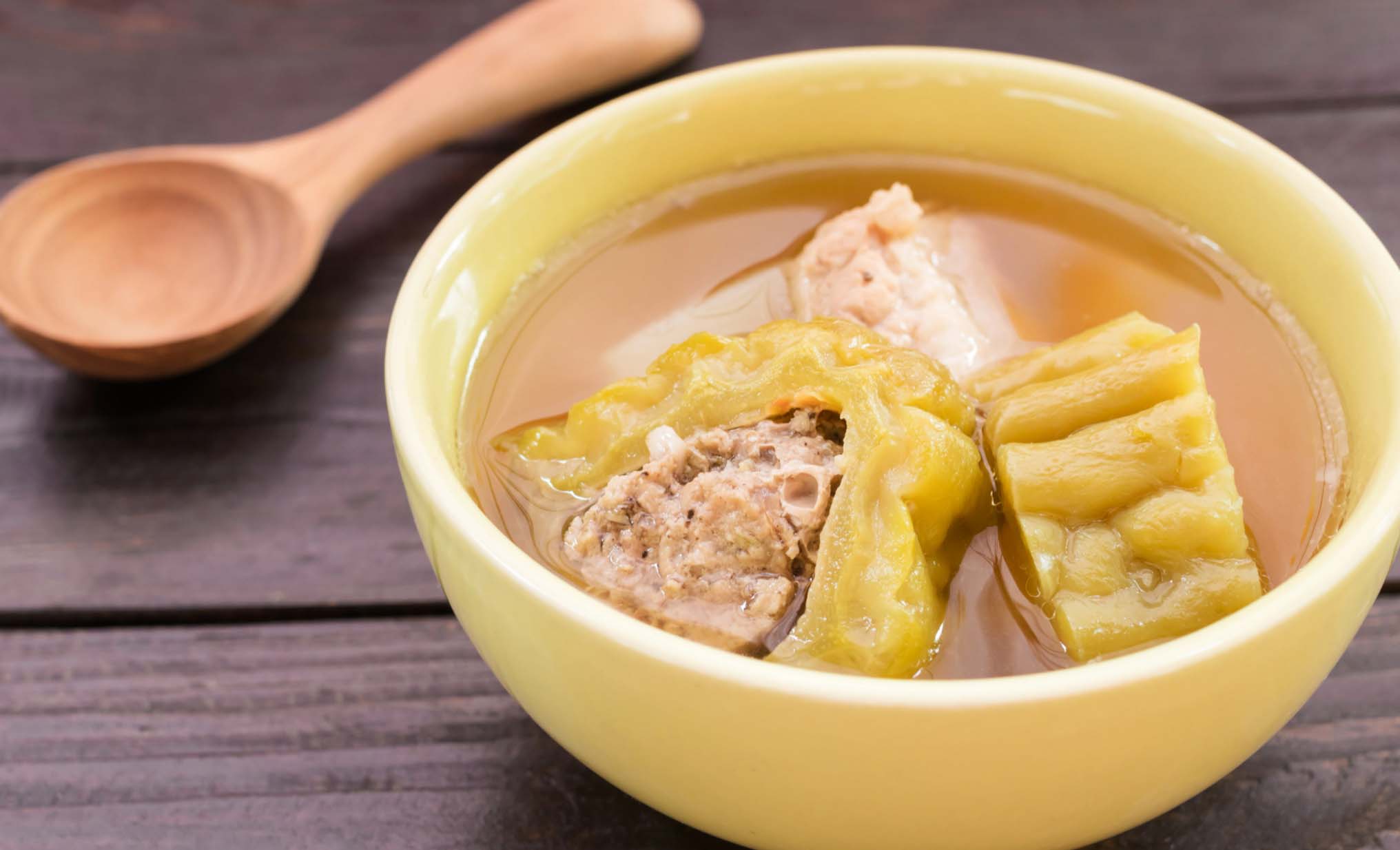 苦瓜排骨湯有清熱解毒、消暑功效。