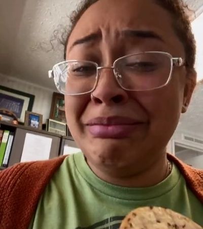 這名女生吃下2塊餅乾後崩潰大叫。