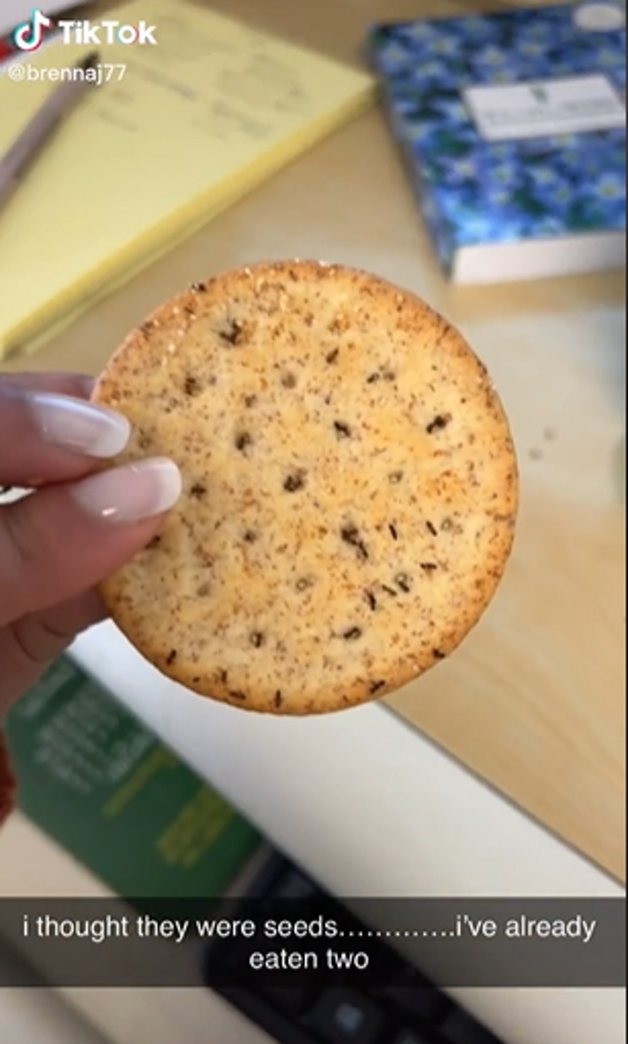 一名網民食餅乾時,發現上面有不少黑點,以為是芝麻餅。