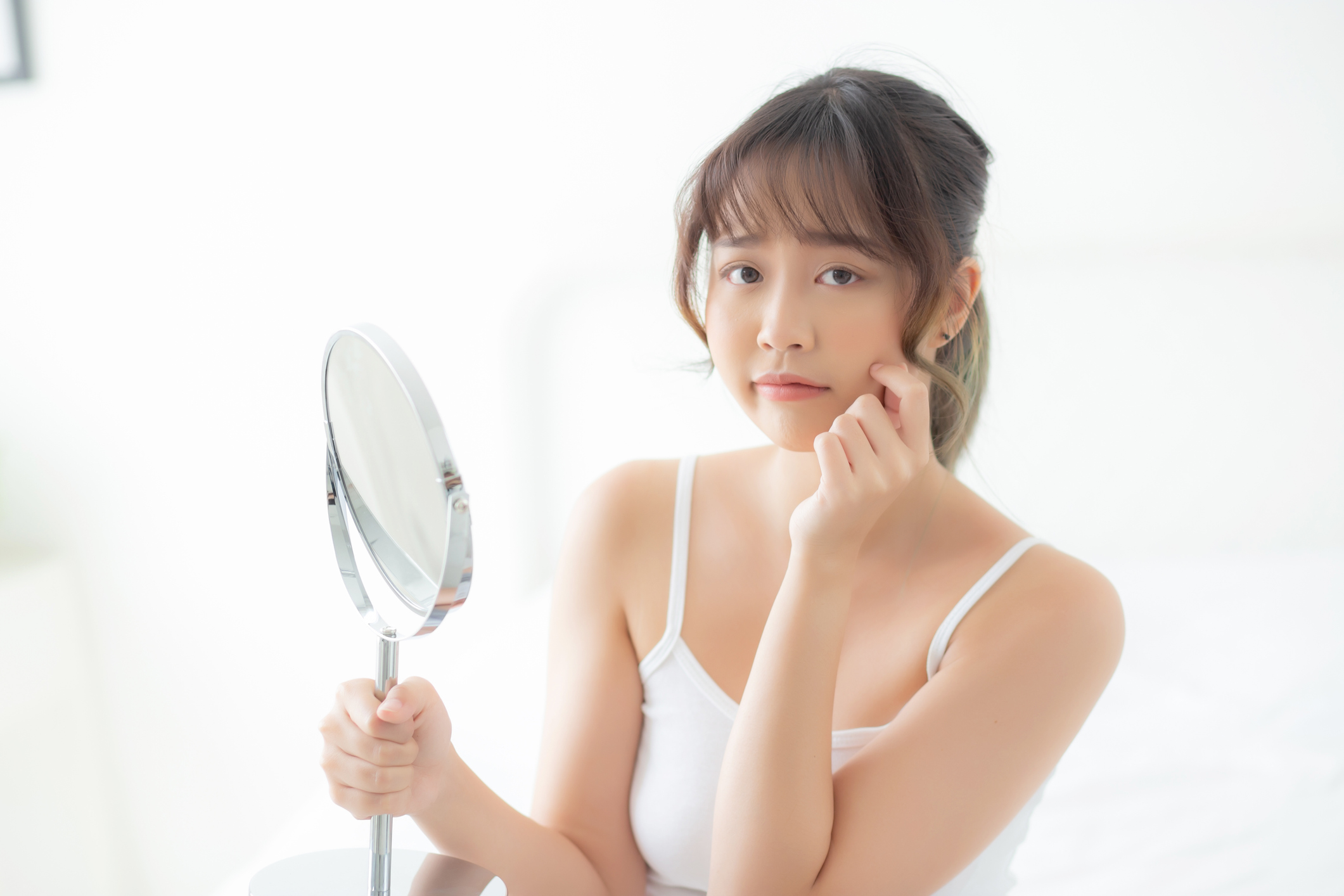 色斑的確令人又愛又恨,有人故意化成雀斑妝,但也有人花盡心思美白去斑。