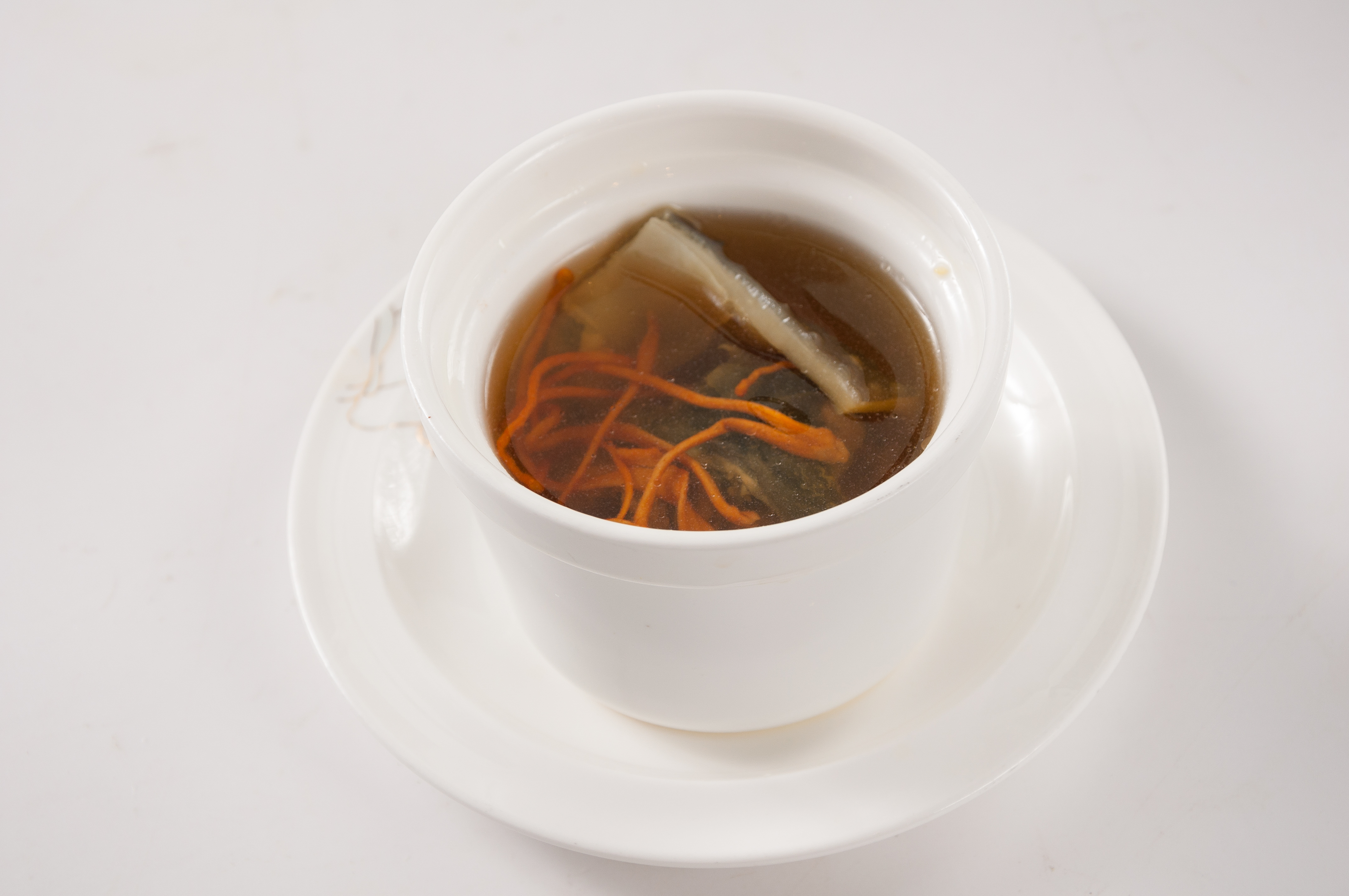 日月魚蟲草花湯有助明目、補腎益肝。