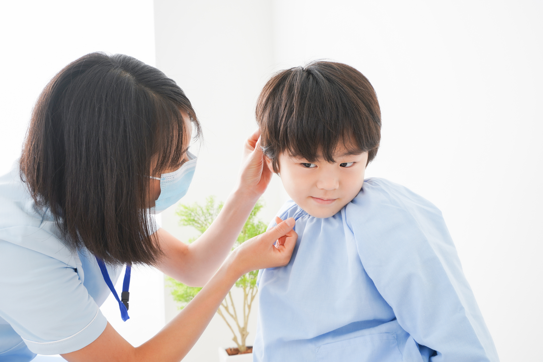 台灣一名4歲男童右耳裡有白白亮亮的東西,經醫護人員協助下,終順利取出一顆BB彈。