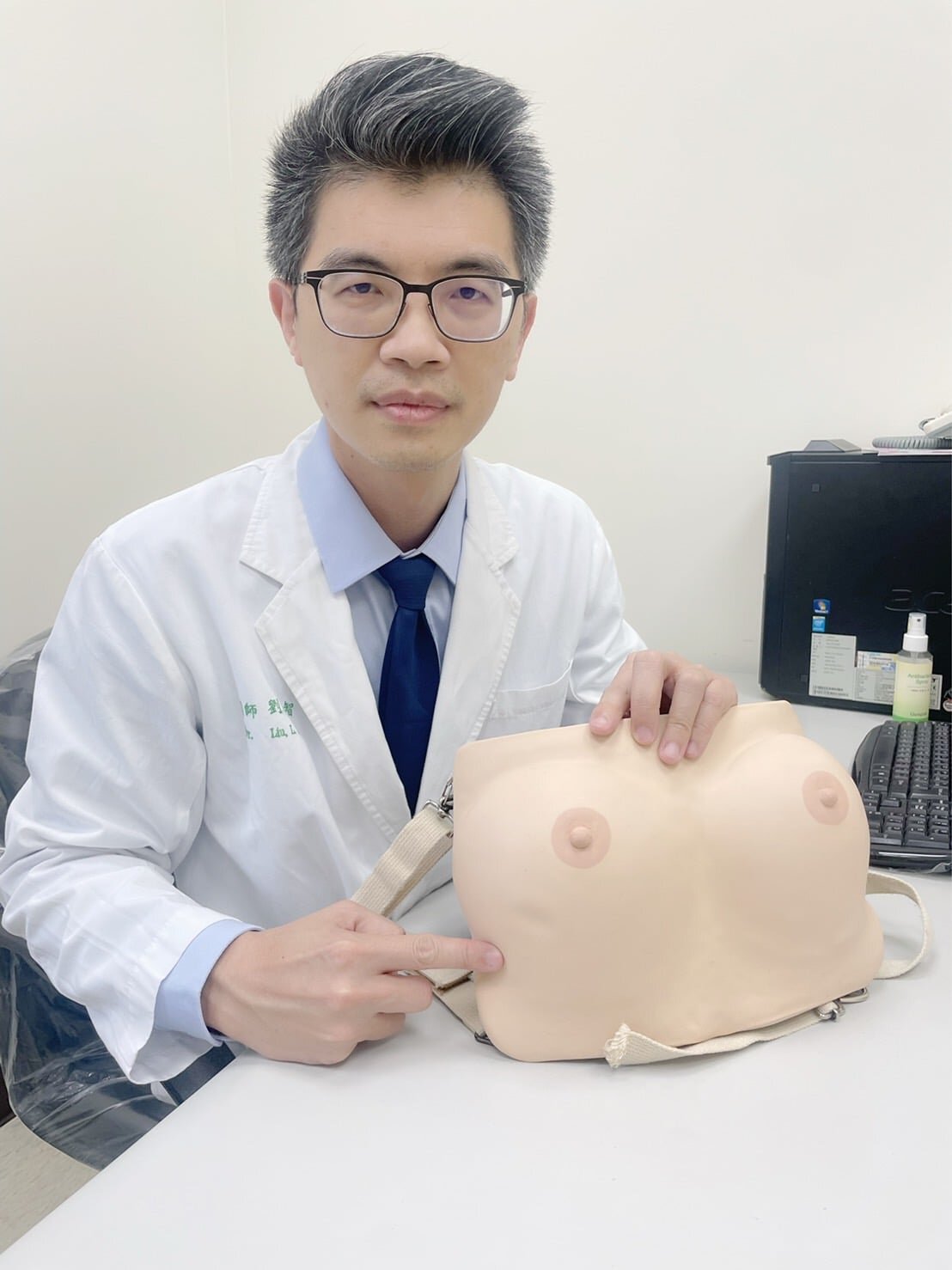 劉良智評估後,建議可以採取乳房部分切除手術,但病患對乳癌復發十分恐懼,溝通討論後,故決定接受右乳全切除,以及立即重建手術。