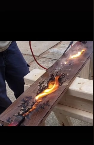 社交平台《抖音》近日流行「木板樹枝畫」挑戰。