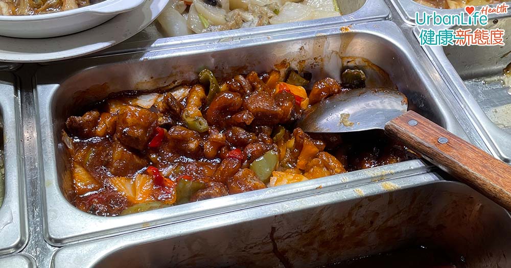 兩餸飯的小菜多數較為肥膩,經常食用有機會導致「三高」或健康問題。