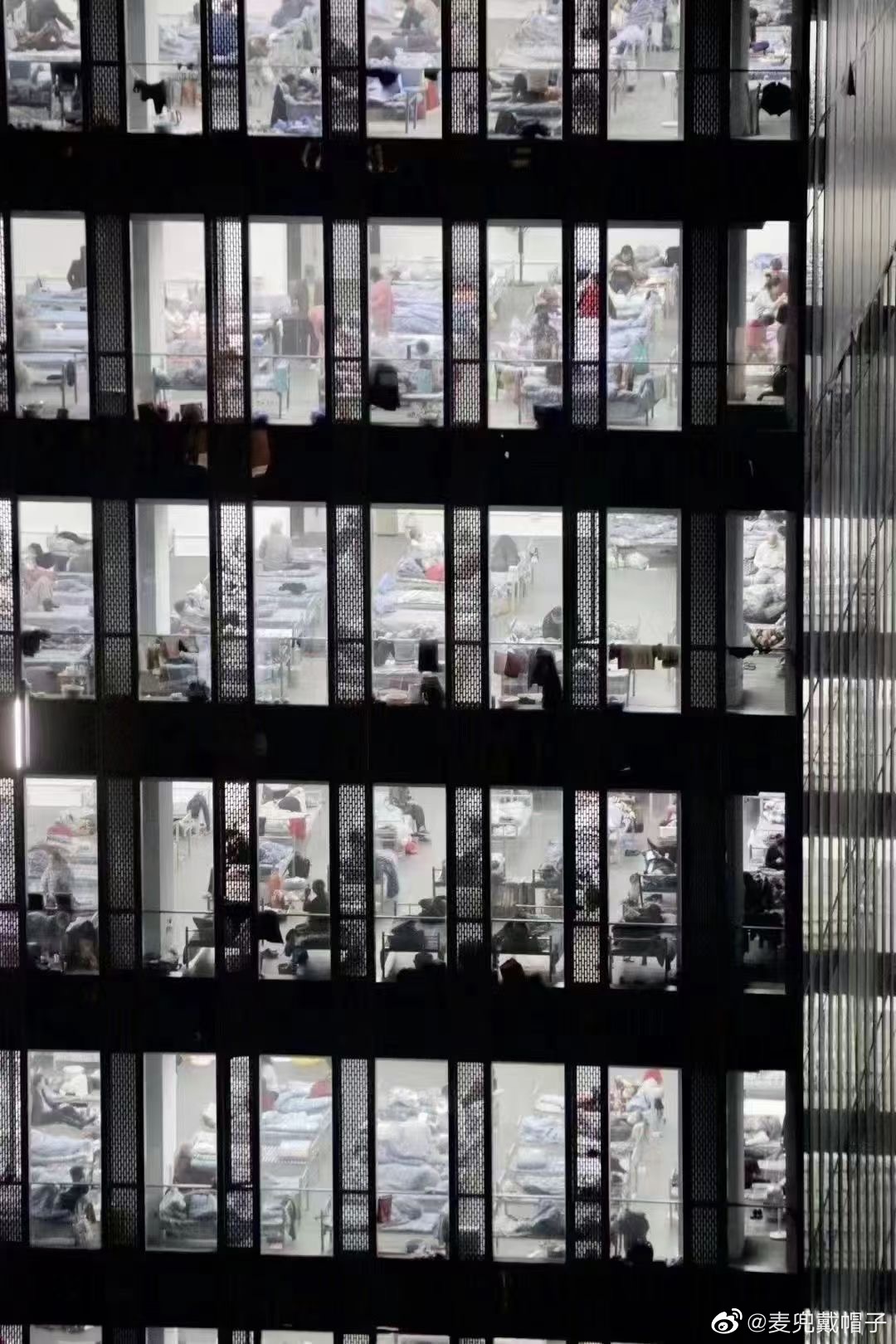 據內地媒體報導，200多名管理人員及近2000名建設者，用了近48小時將上海市浦東新區一新建辦公樓改建為方艙醫院。