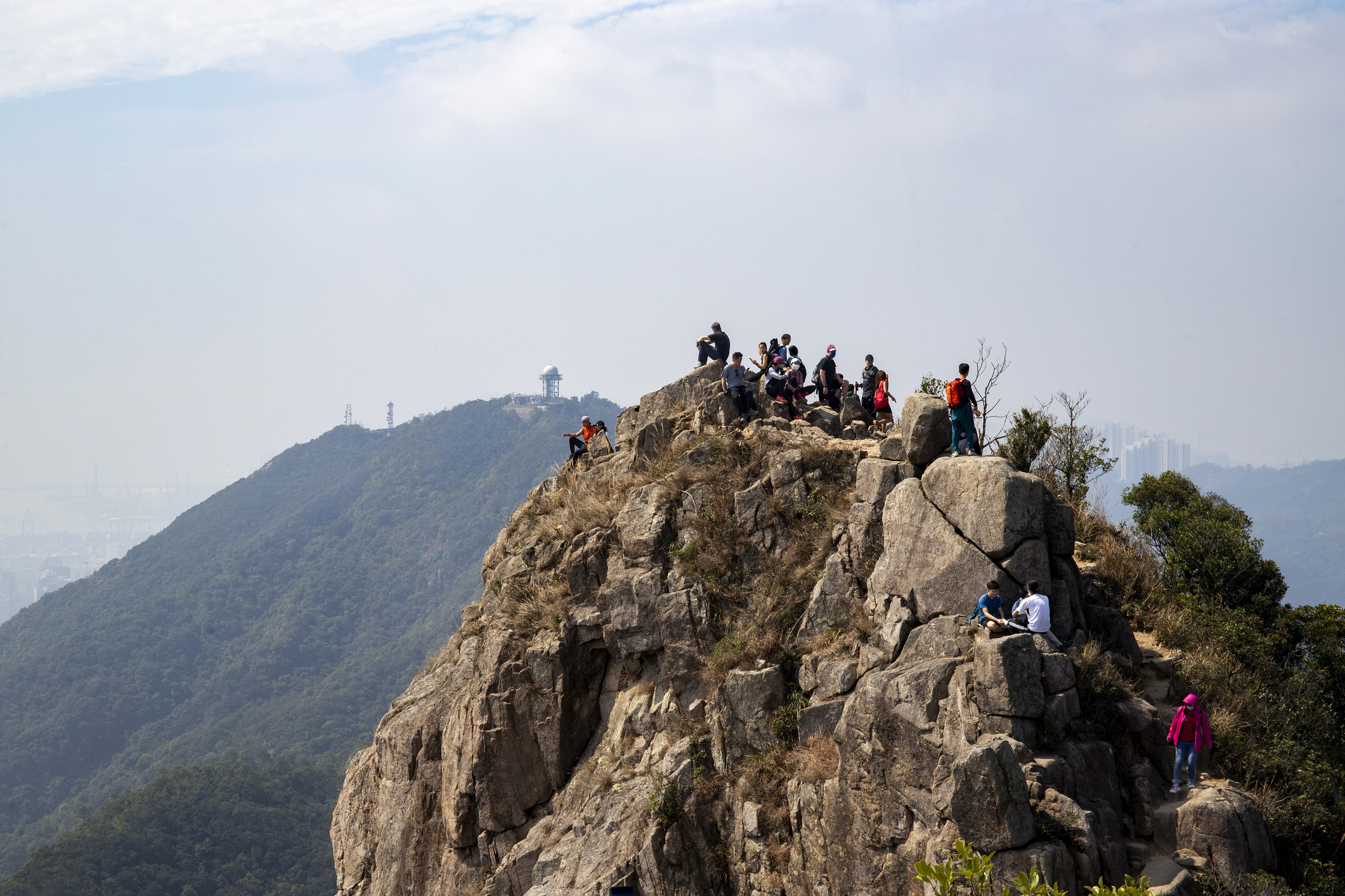 不少人趁假期到郊外,其中獅子山郊野公園更人山人海。