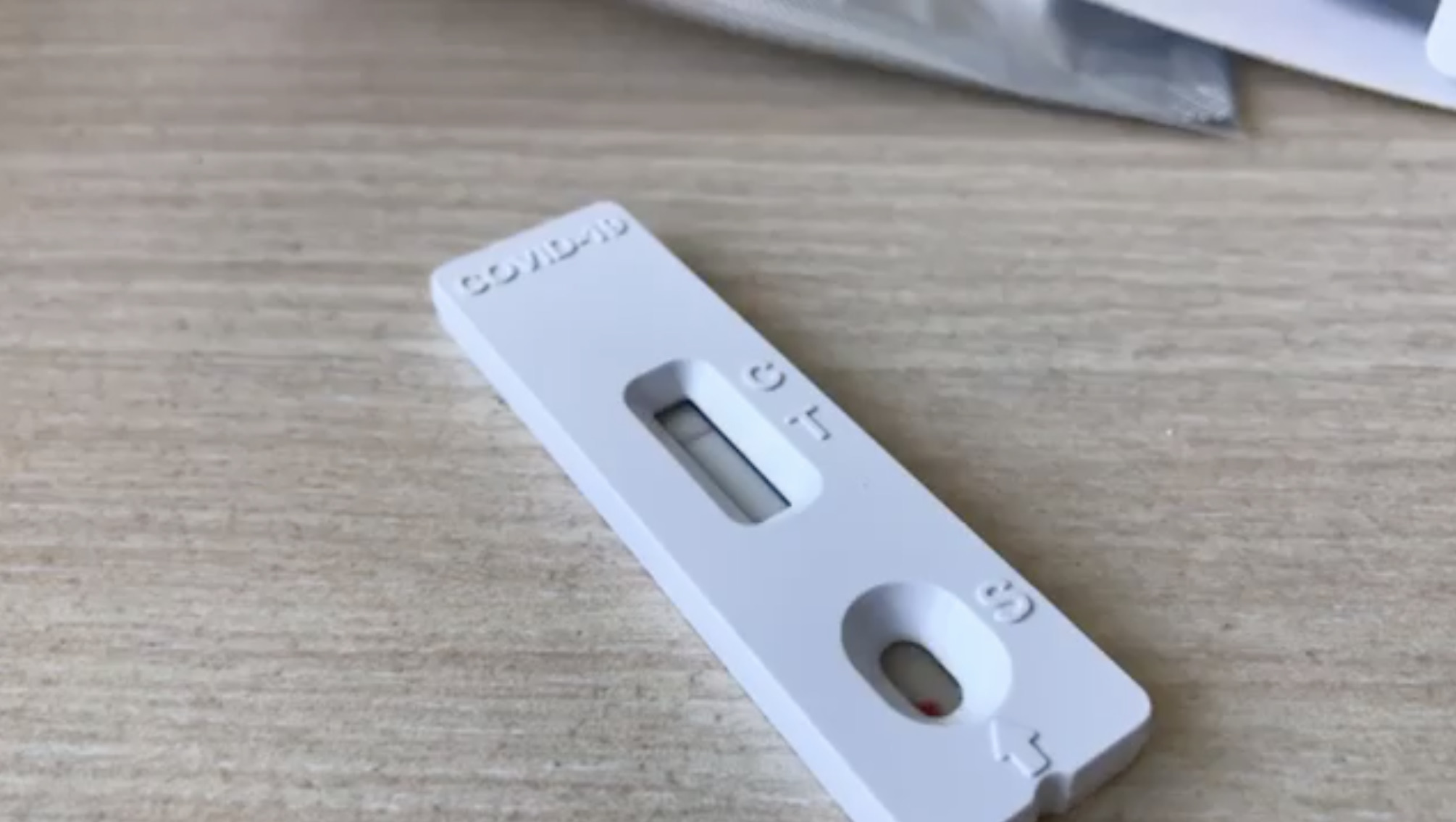 王喜今早(4日)於隔離地點自行用快速測試棒做檢測,結果呈陰性。