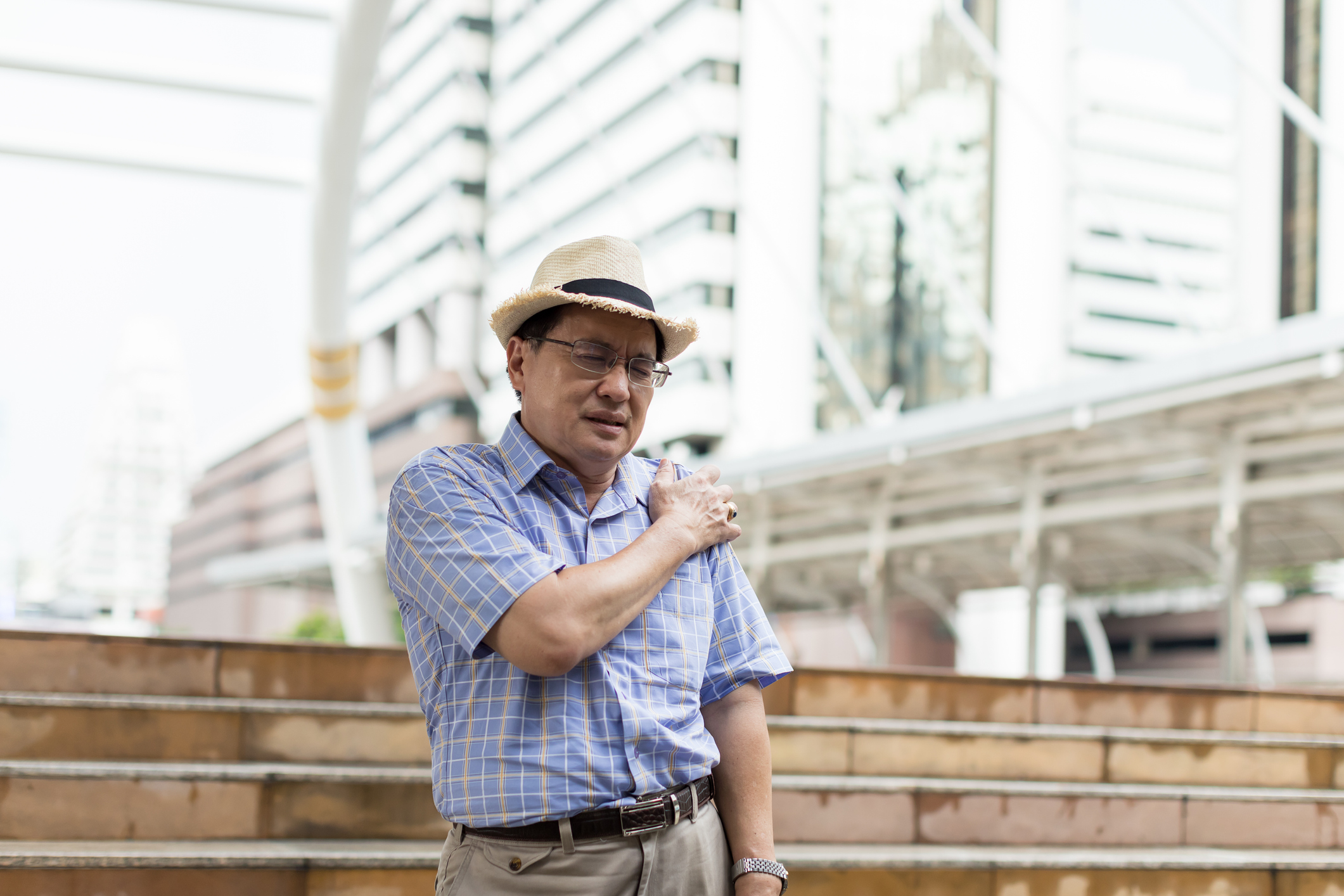 中年時出現肩膊痛楚的問題並不一定是患上五十肩，也可能會是其他肩膊的問題