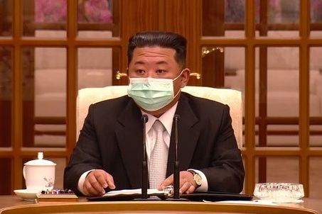 北韓領袖金正恩日前(13日)主持政治局會議,首次戴口罩露面。