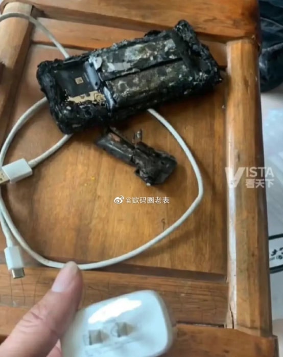 涉事男子的手機價值3000多人民幣,當時手機並沒有充電。