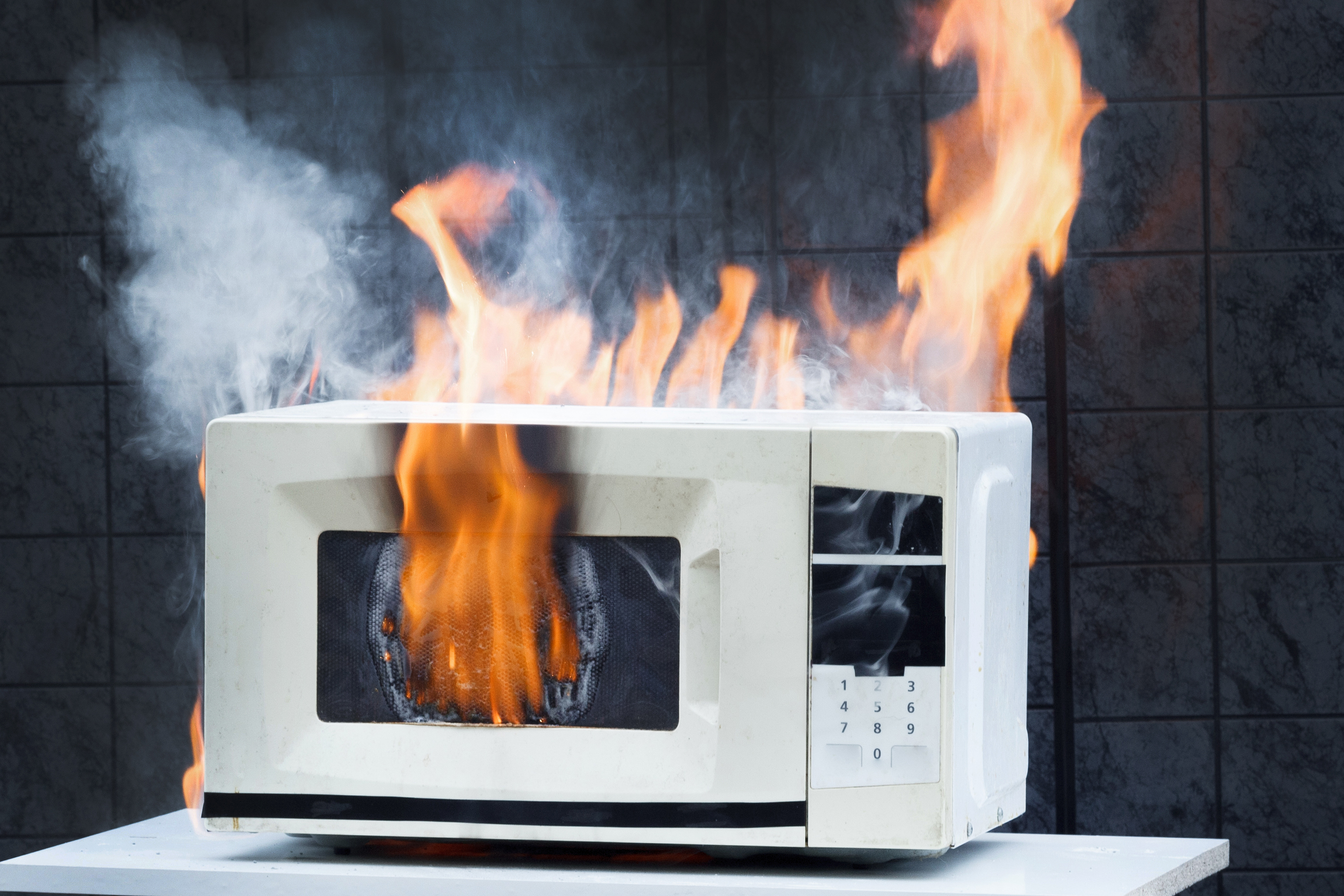 用微波爐加熱帶殼的雞蛋,可能會爆炸。