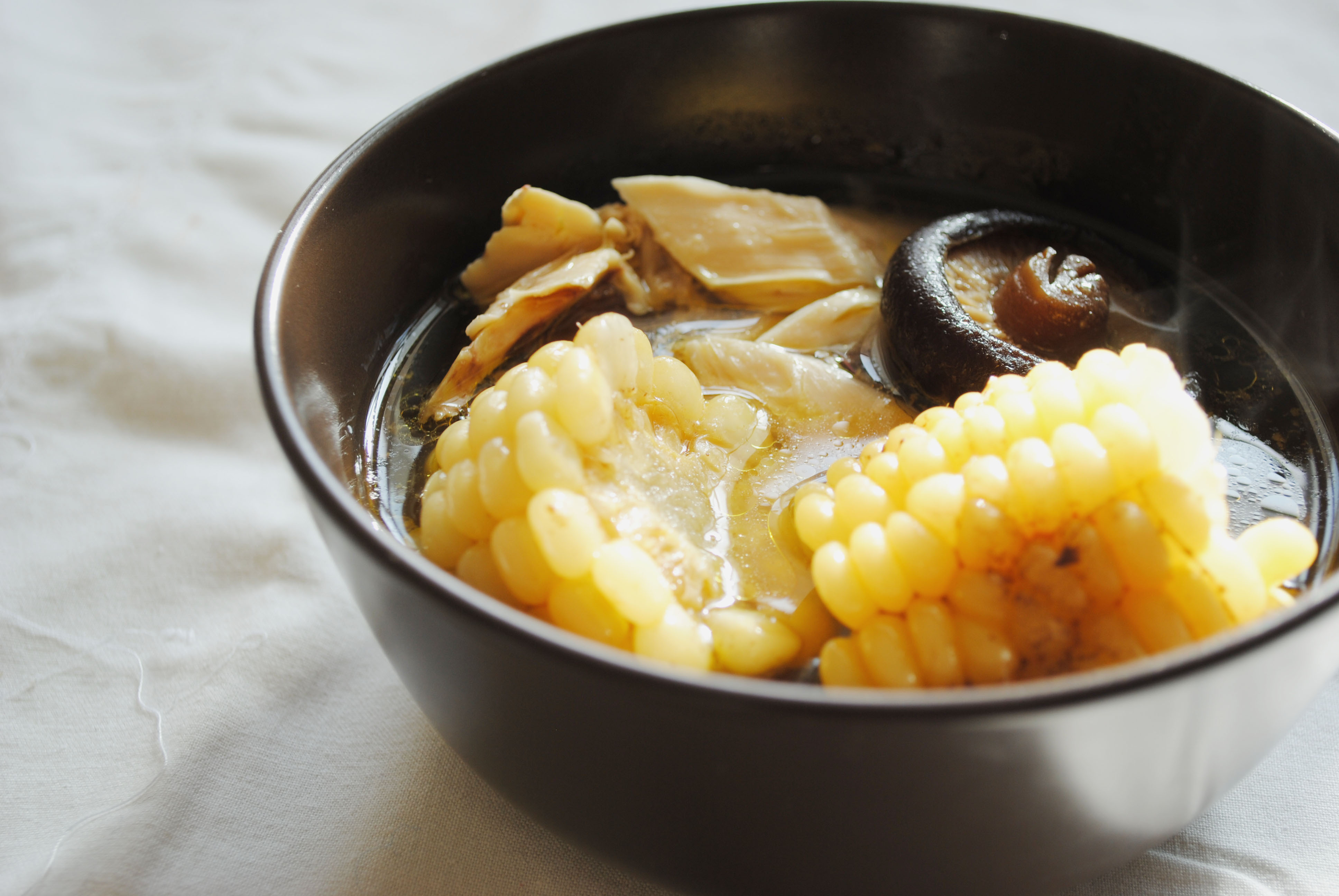 蟲草花魚翅瓜粟米湯有清熱解毒功效。