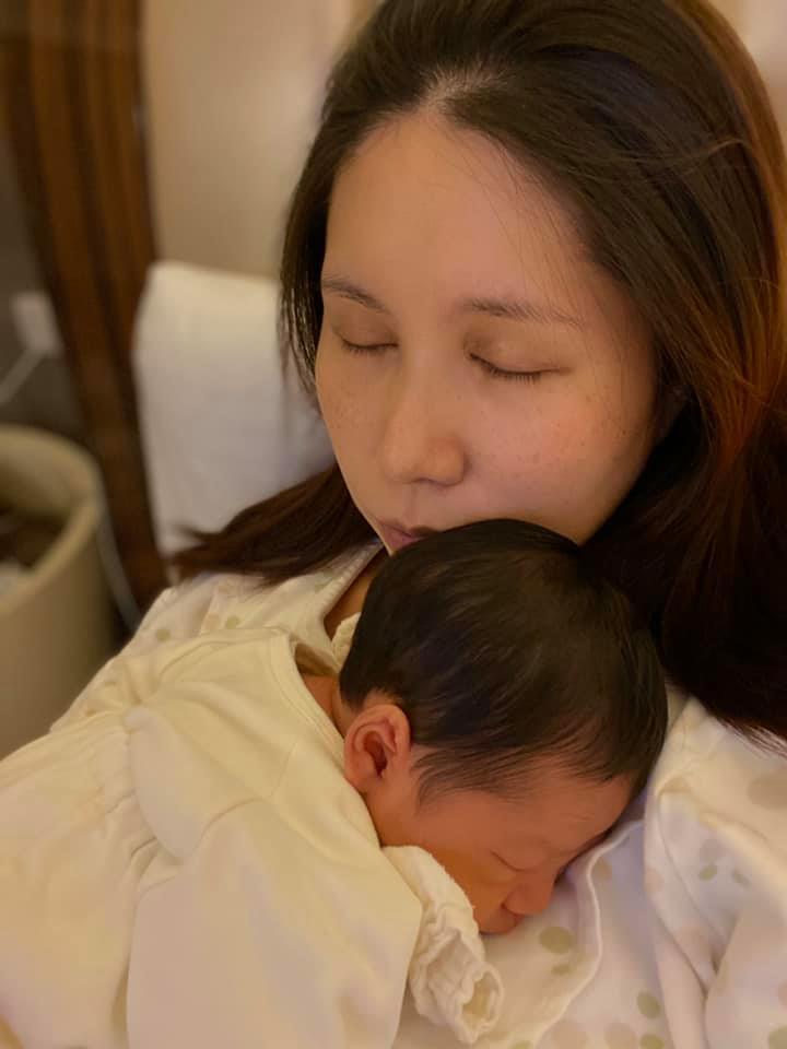 其中一次癌症復發是在2019年10月誕下兒子,產後的一個星期發,當時癌細胞已擴散至肝臟、肺部等器官。