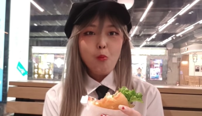 韓國一名23歲美妝Youtuber「꾸밍」不時在社交平台分享日常生活和美妝話題,成為兼職美容部落客。