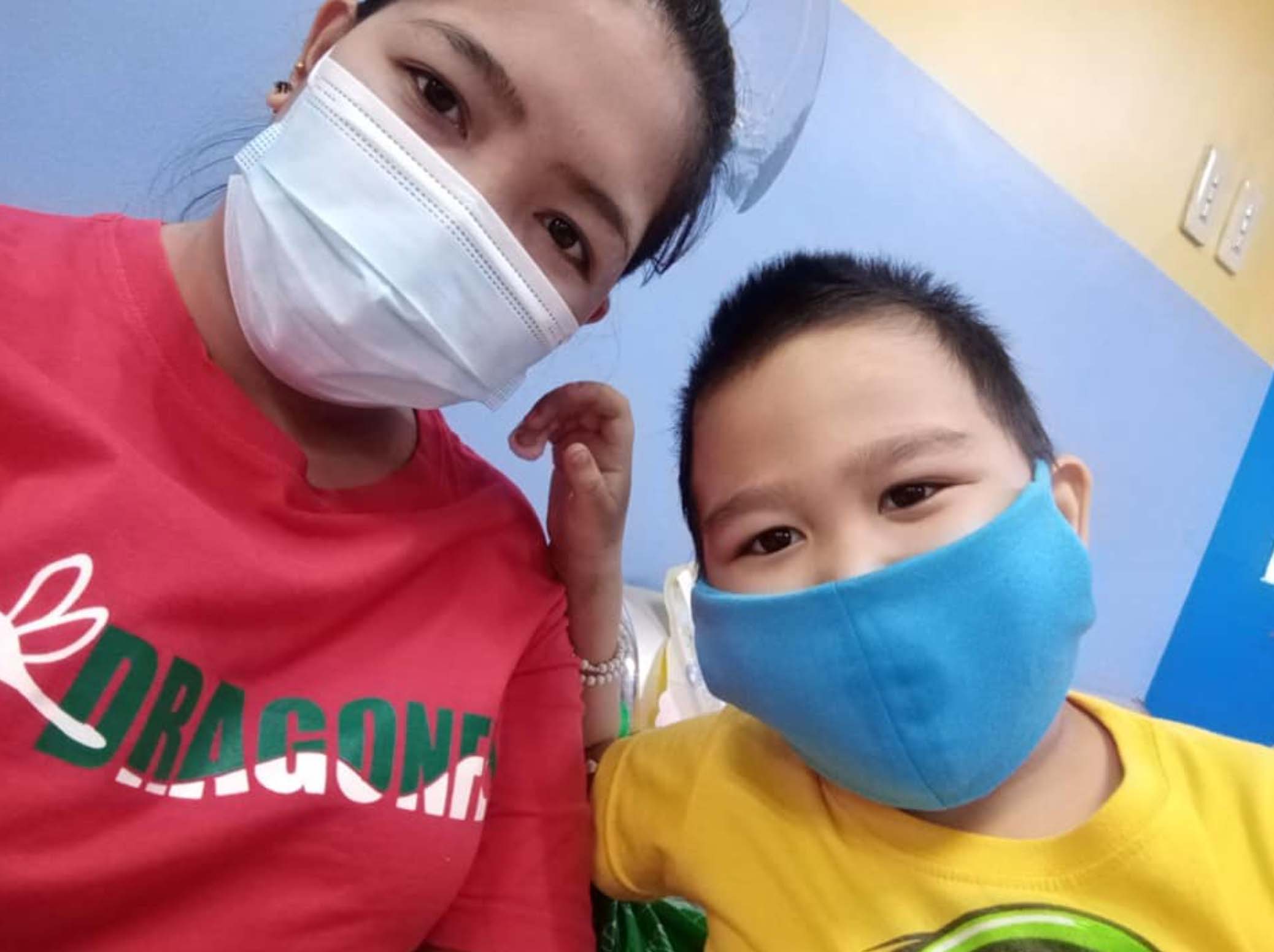 雖然Timothy同時患上血癌和新冠肺炎，但年紀小小的他卻勇敢抗病，反而去安慰媽媽。