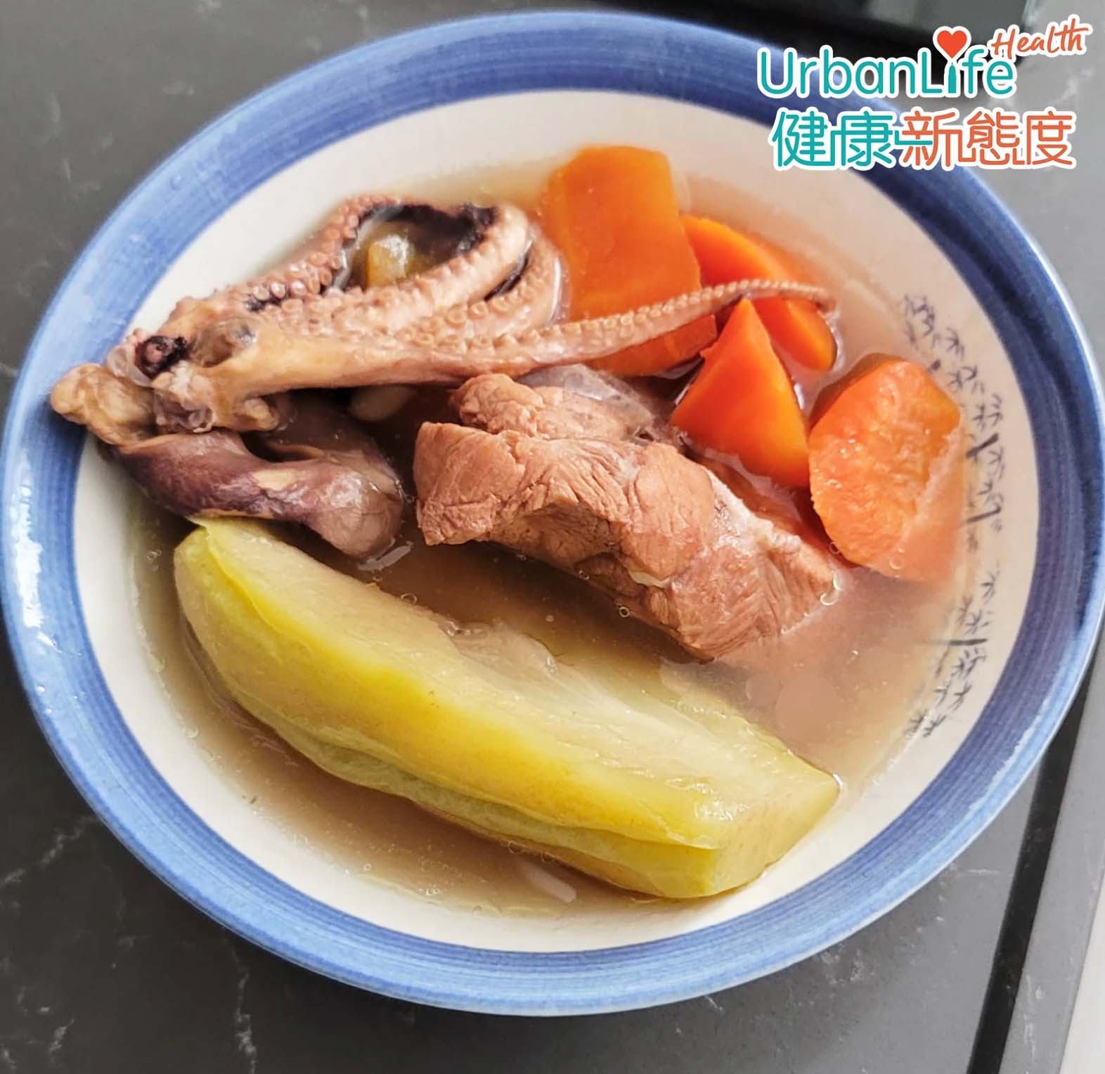 合掌瓜紅蘿蔔章魚湯有助滋陰潤燥、健脾助消化。