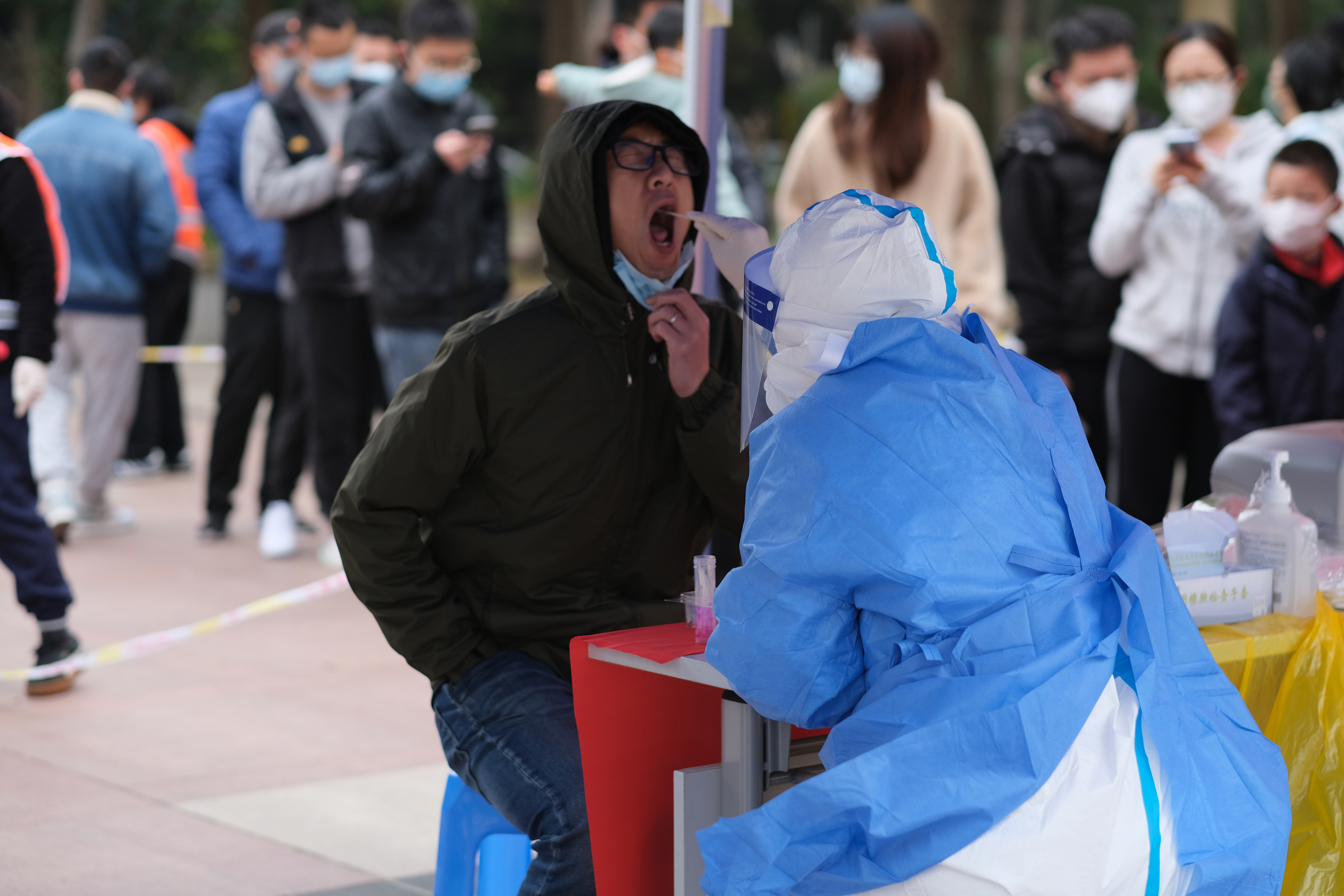 北京近日出現多名出現呼吸道病徵的新冠患者,但核酸檢測結果仍呈陰性,引起關注。