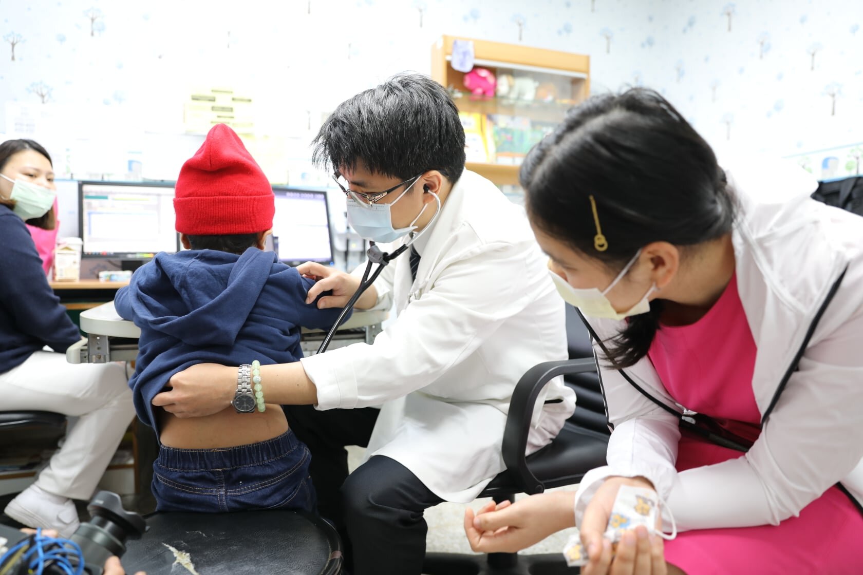 越南一名4歲男童去年8月搭飛機越洋來台,至花蓮慈濟醫院接受「非親屬異體幹細胞移植」。