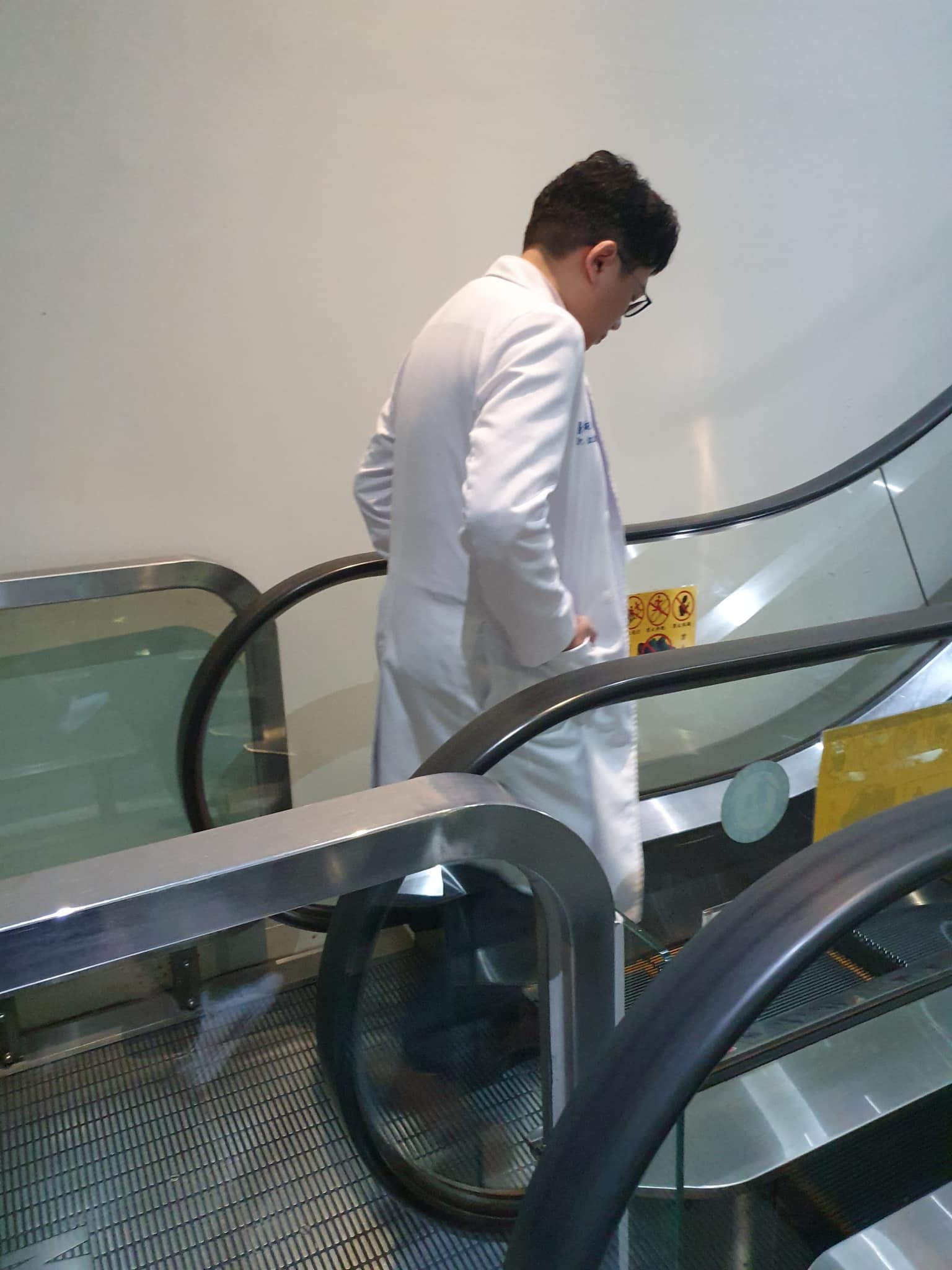 台灣名醫江坤俊透過粉專告知自己剛被通知確診了,而開頭第一句便急著向患者致歉,他表示,「不好意思,造成大家的困擾了,特別是我的患者們」。