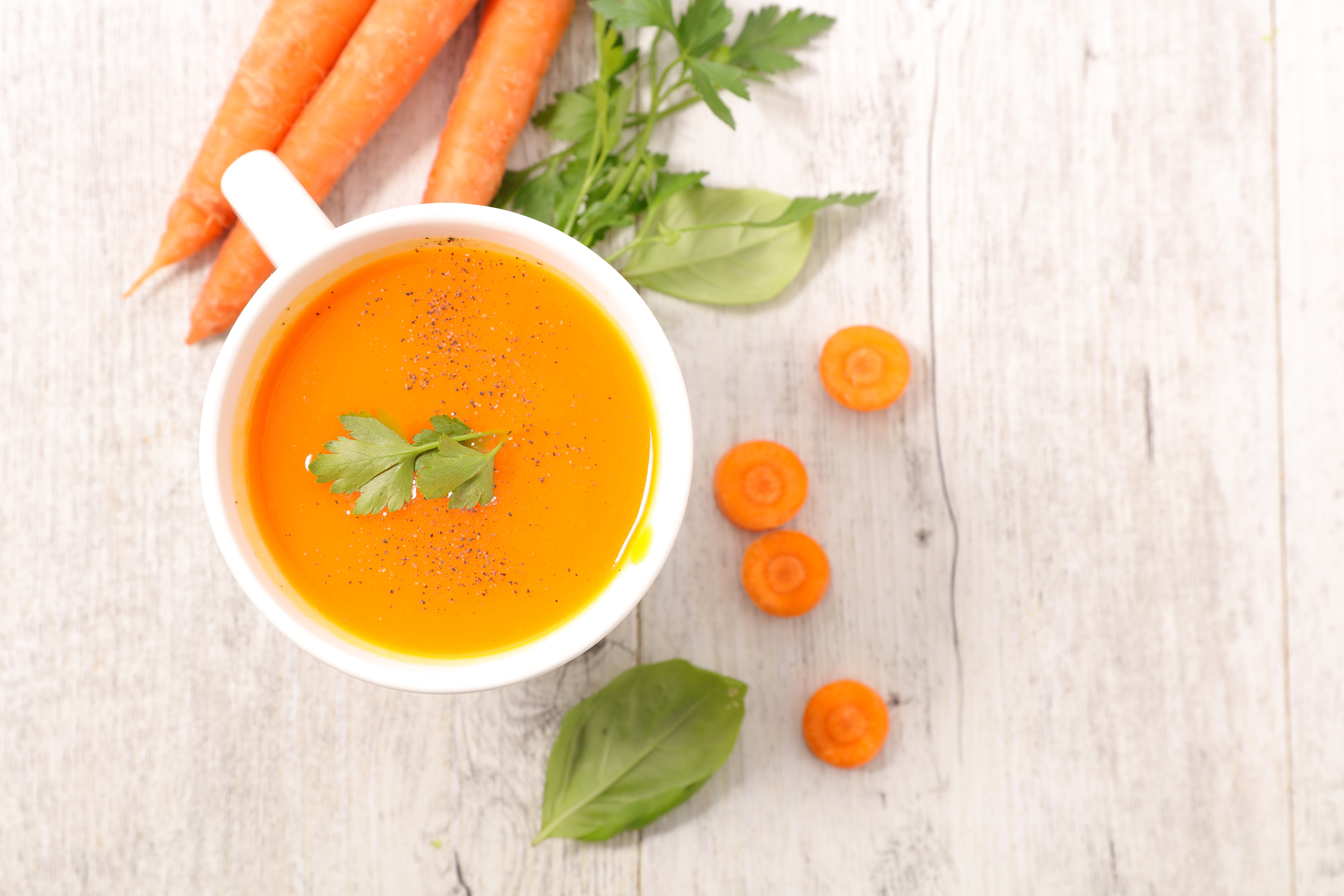 蘿蔔富含維他命A,屬脂溶性維他命的一種,需要脂肪才能被人體吸收。所以,相比單吃生紅蘿蔔,建議可先將其煮一煮,又或搭配一些鷹咀豆醬、橄欖油同吃,可以令身體吸收更多維他命A。