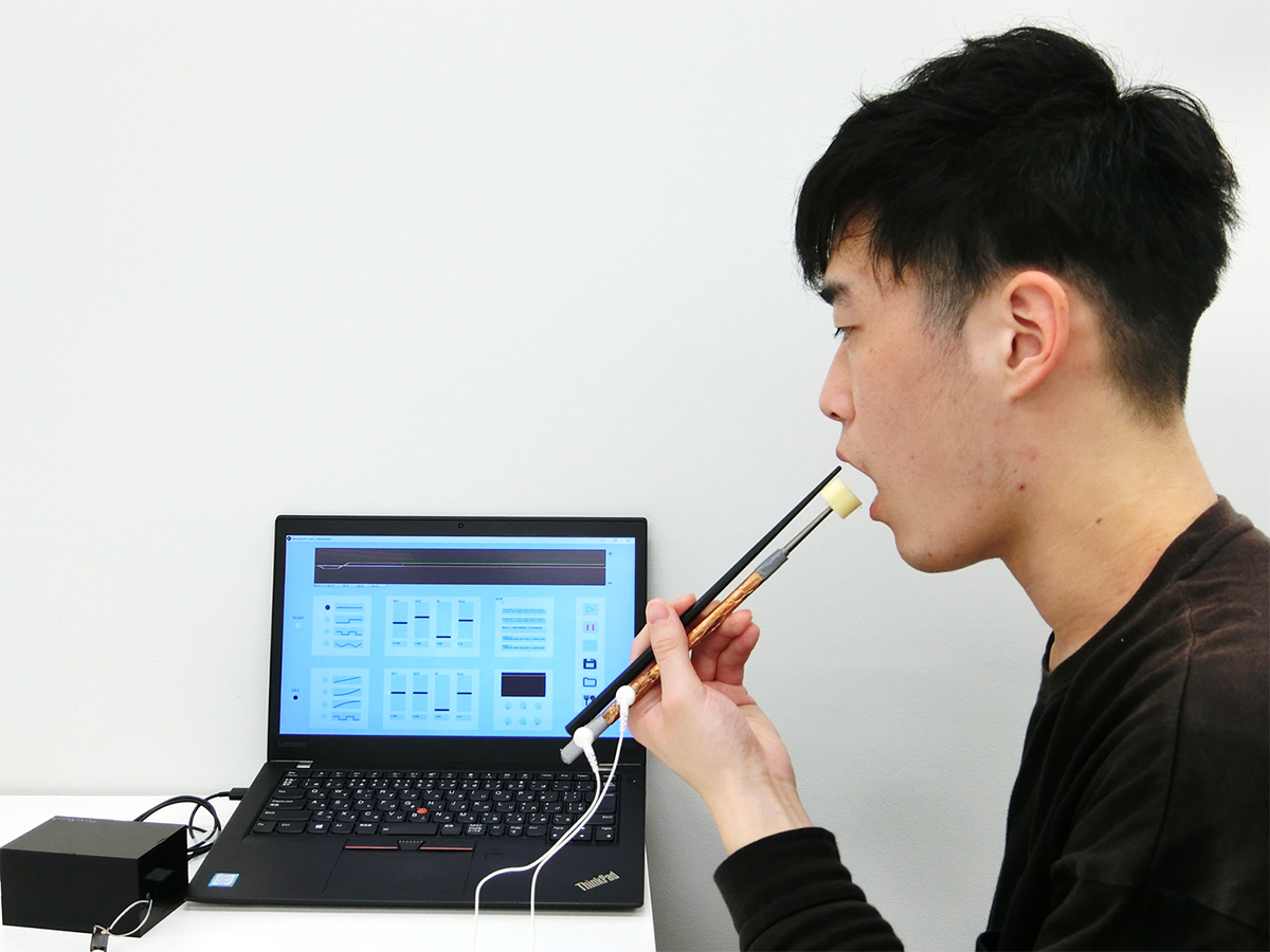 原理是利用戴於用家手上的微型電子儀器連接筷子,儀器會發出微弱電流將鈉離子經筷子轉送至進食者的口腔,刺激味蕾細胞,令人們嚐到更多鹹味。