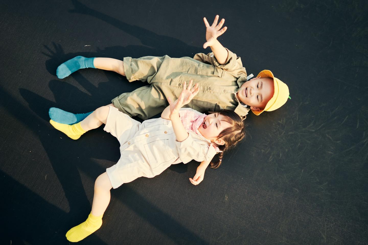 躺在彈床上望着天空的Sheldon當時説:「闔埋眼,曬太陽,好舒服呀!」