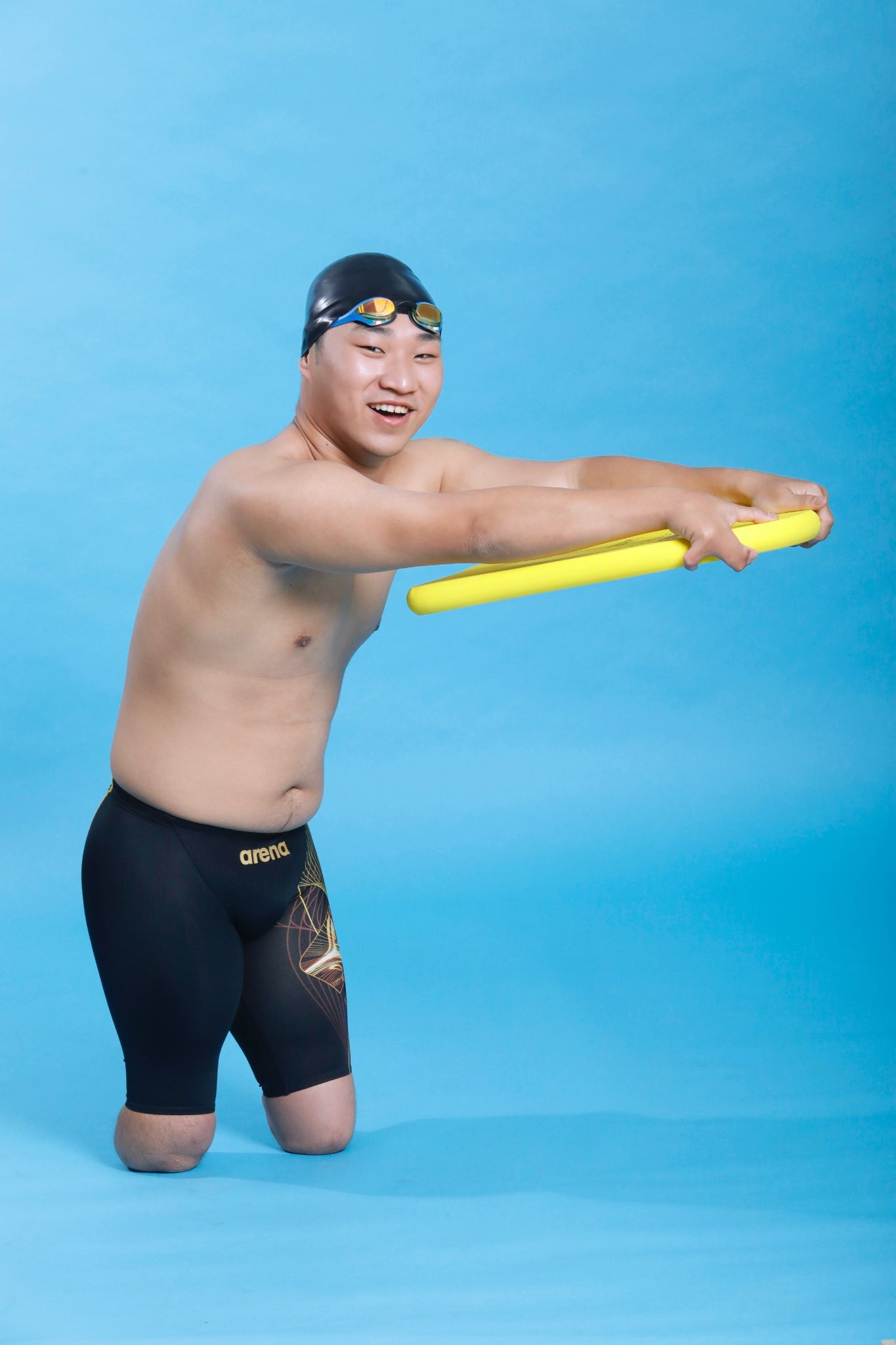 台灣游泳國手「無腳泳士」陳亮達騎機車不幸人車摔倒，「滑」入對向車道，遭客運輾過，當場死亡。