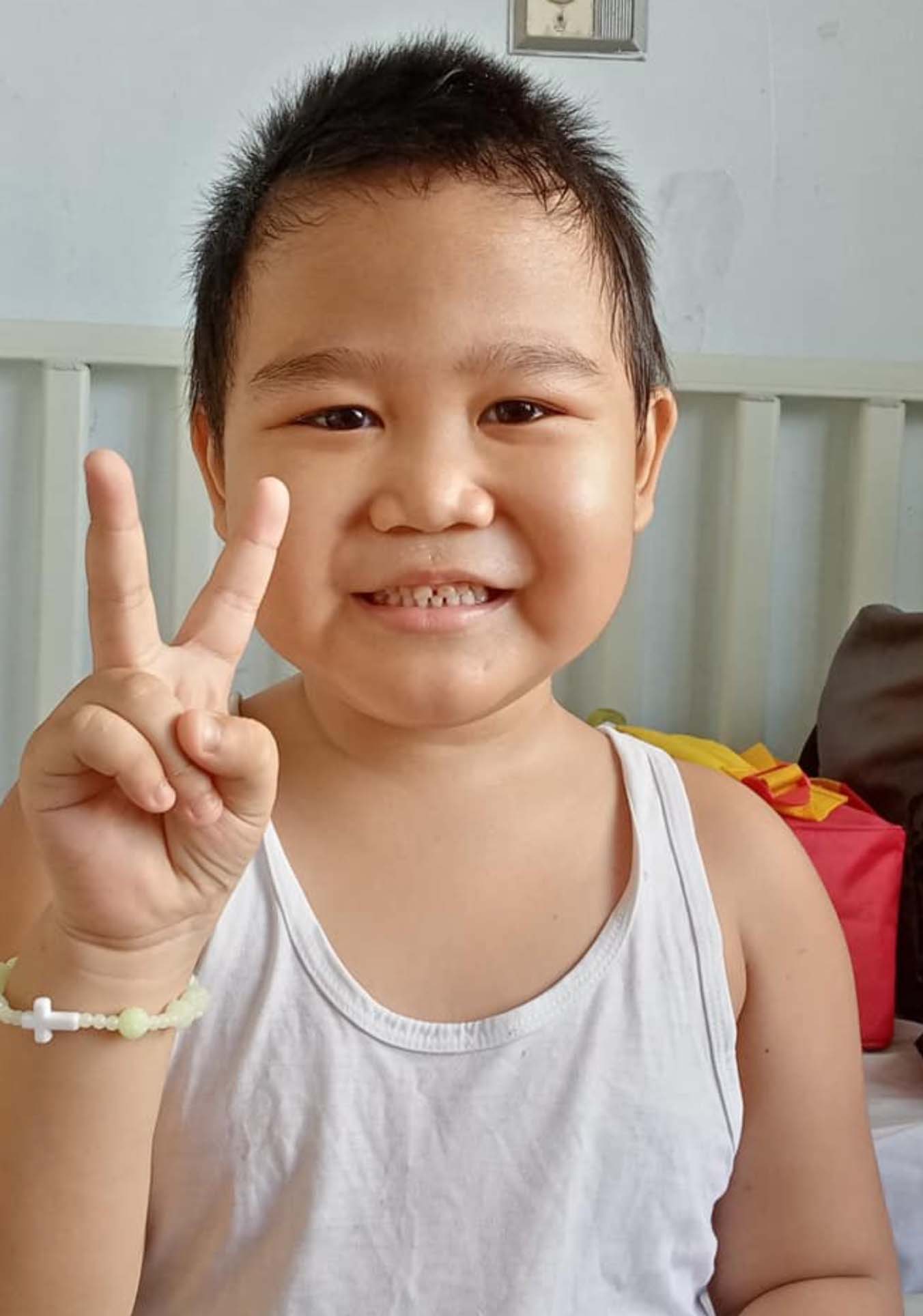 Timothy於2020年某天突然臉色發白，腳痛致行動困難，於是媽媽Jennylyn就決定帶他去求醫。