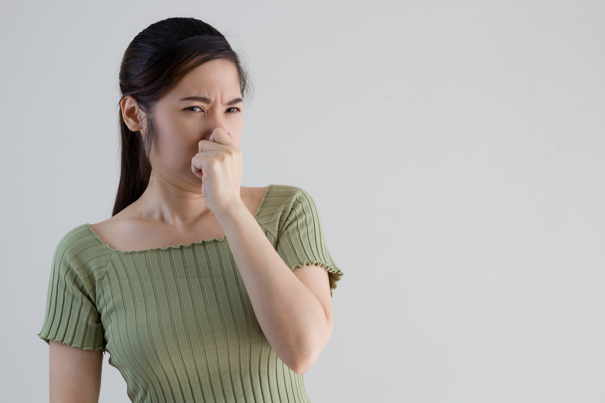 台灣一名43歲女上班族經常在辦公室聞到「燒橡膠」的怪異臭味,就醫檢查發現竟是多年前車禍頭部舊傷的緣故。