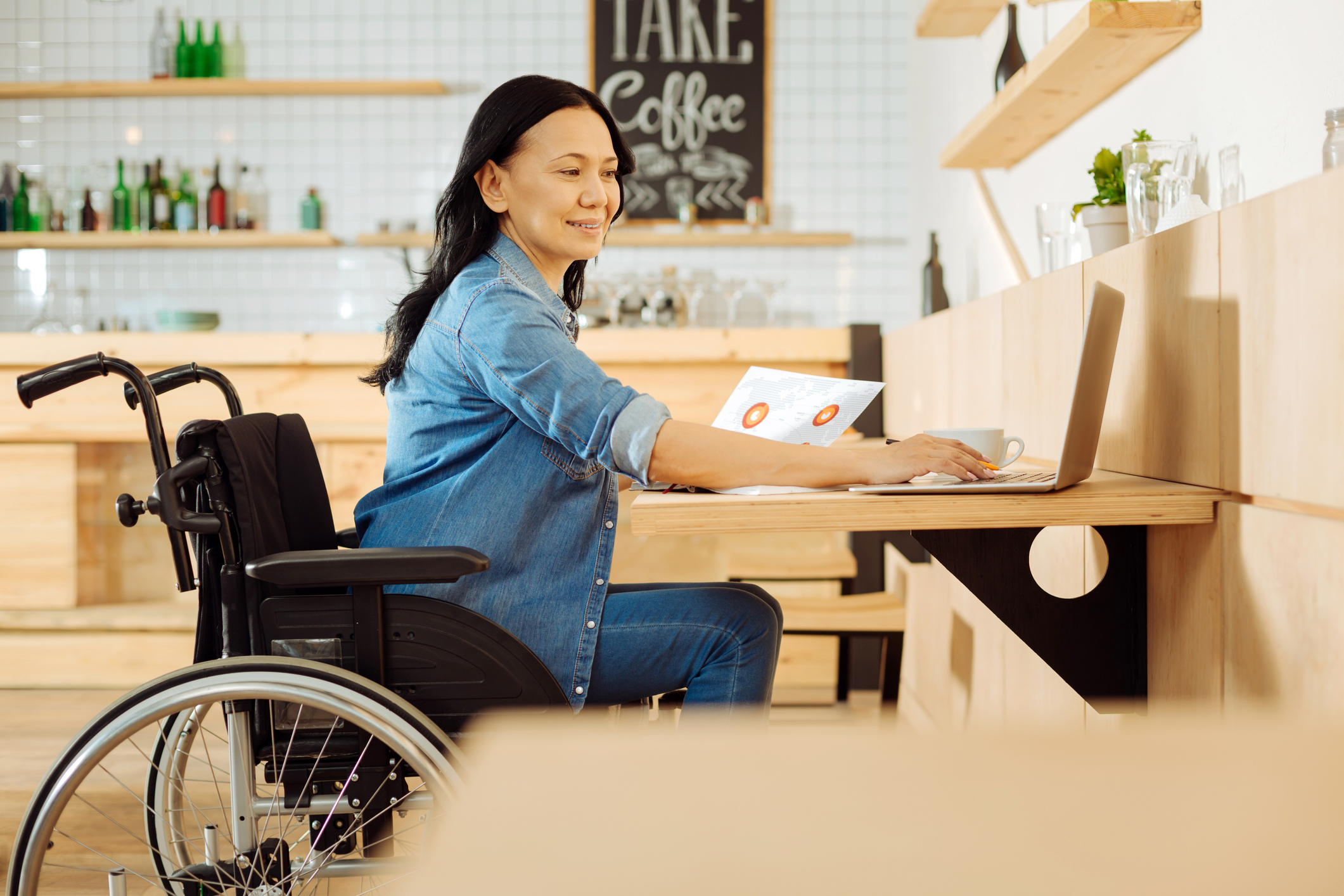 「主動廚房」目的是為沒有工作機會的傷友創造就業機會,做到損益兩平,不需倚賴捐款,為「社會關懷」實現一種新的可能。