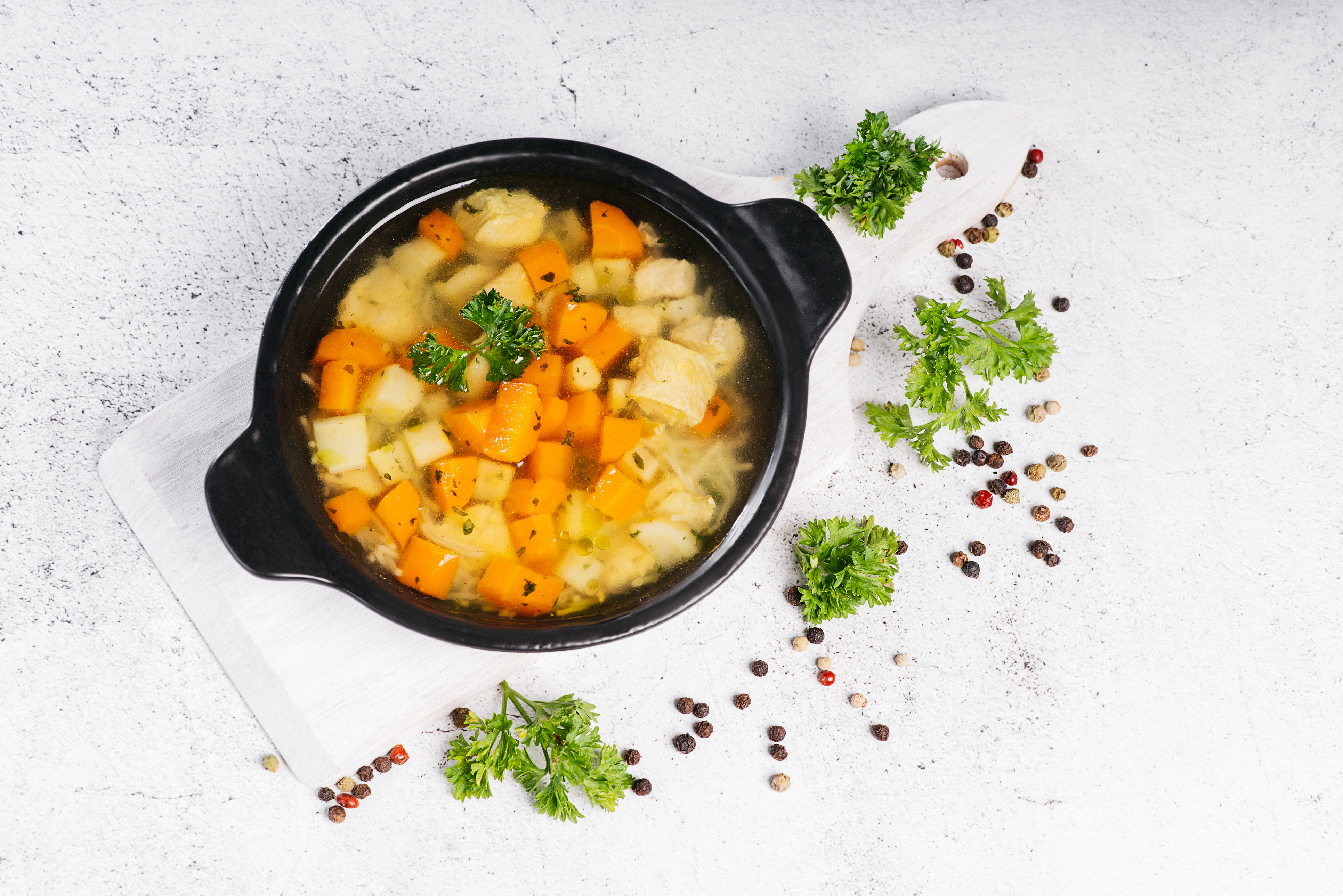 西芹紅蘿蔔洋蔥湯有助暢通腸胃。