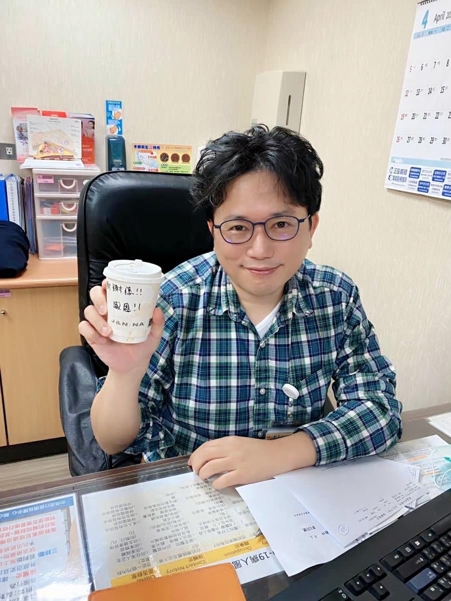 有粉絲曝光指,「江醫生看診、手術、病人住院都親自查房,連超音波也親自照,真的太累、太辛苦了!」