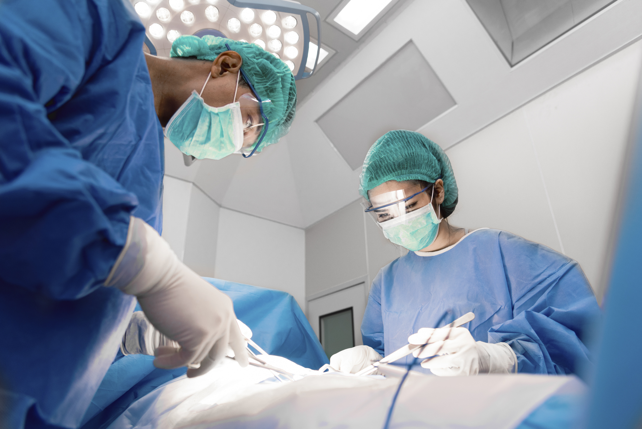醫療團隊替賴小姐輸了兩袋紅血球,並在剖腹產後進行「蝶顎動脈結紮術」,即以鼻內視鏡深入左側鼻腔,找到蝶顎動脈,然後電燒血管,根除鼻出血不停的困擾。