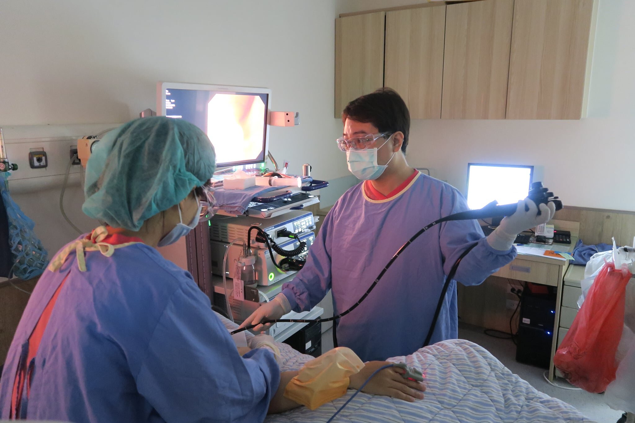 論張先生對糯米類食物容易引發胃潰瘍和胃酸倒流，乃因其胃神經跟上背神經重疊，造成大腦中樞誤判、以為病灶在上背。