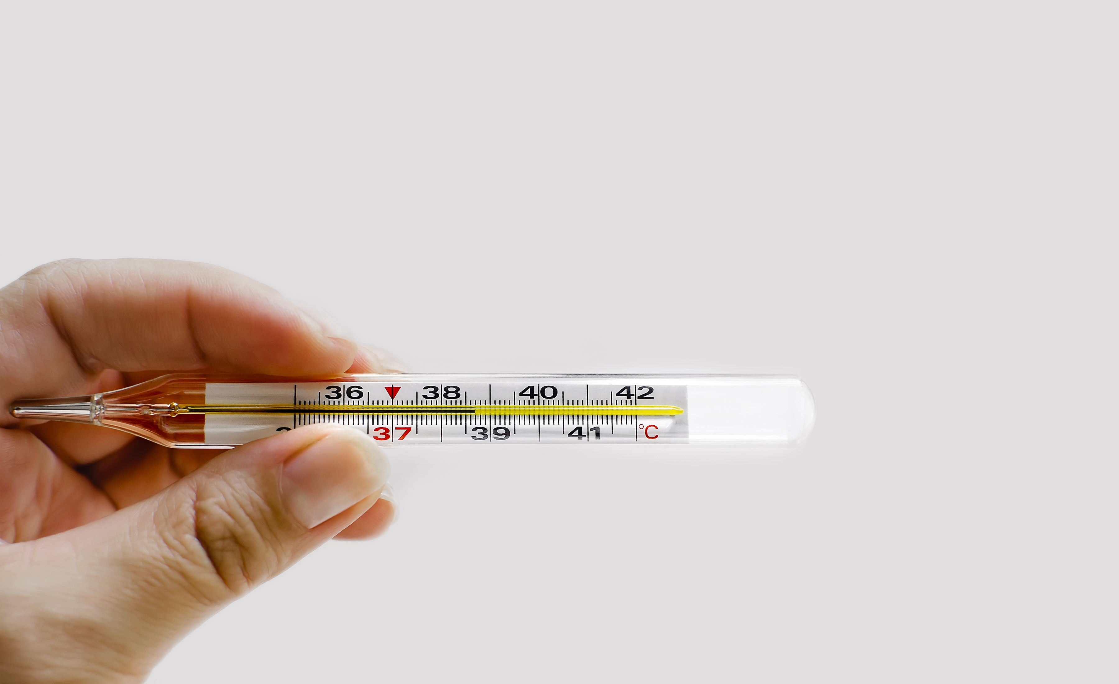 切勿直接用手去清理水銀,因為水銀可以通過破潰的皮膚進入體內,引起汞中毒。