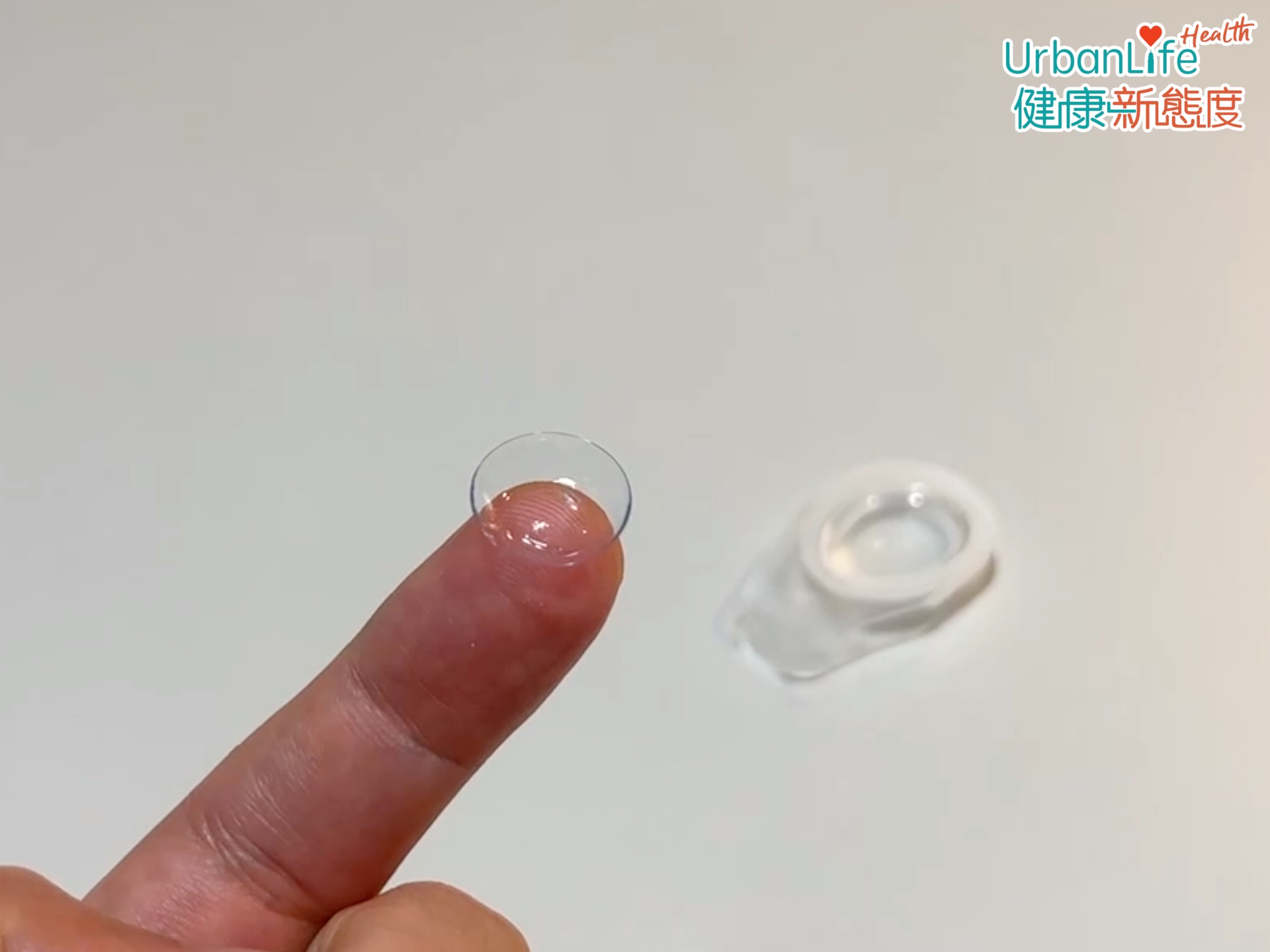 有些小朋友很抗拒戴有框眼鏡，日間都有一些隱形眼鏡可供他們選擇配戴。