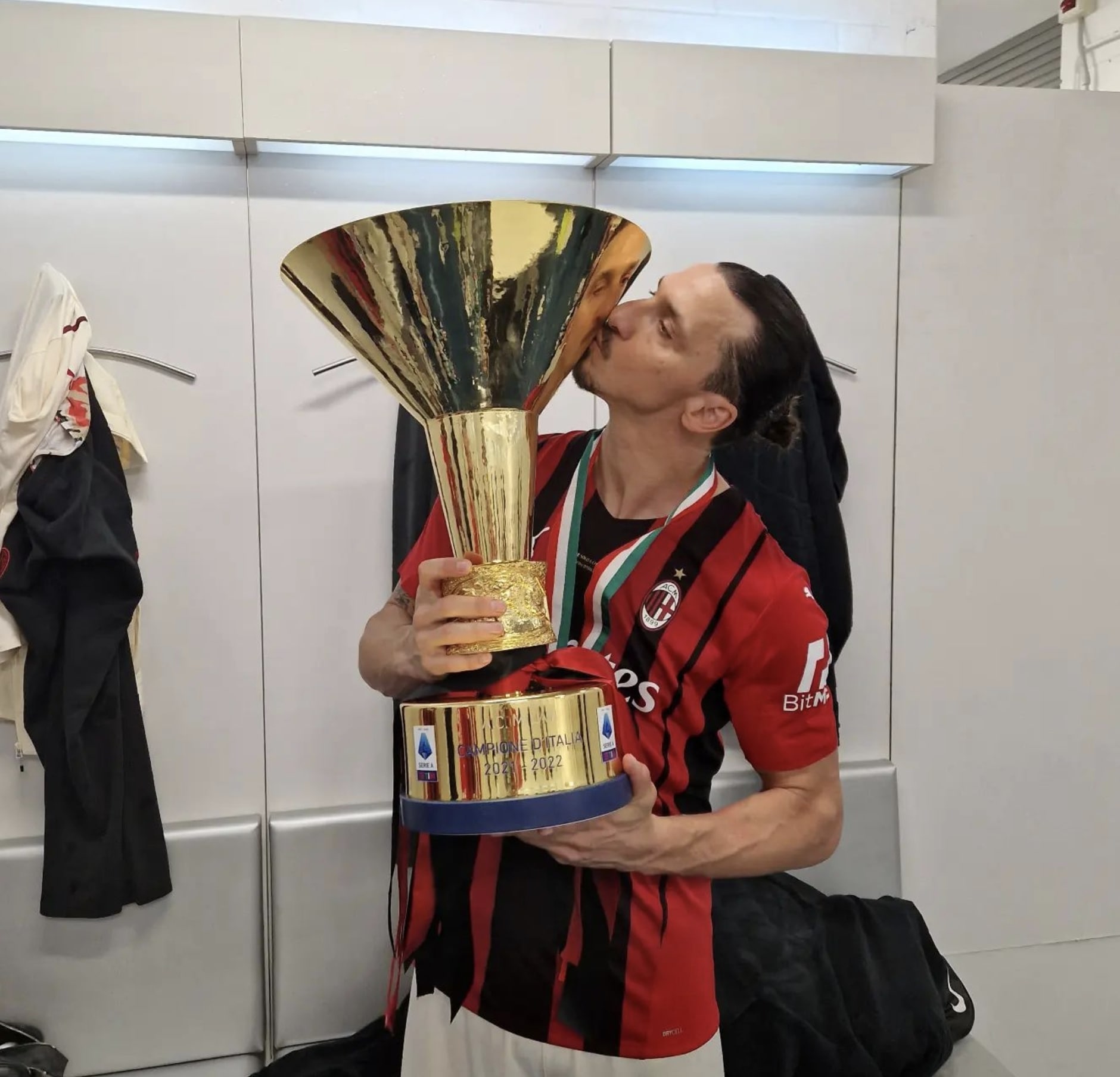 AC米蘭前鋒伊巴謙莫域（Zlatan Ibrahimović）剛帶領球隊重奪失落11年的意甲冠軍。