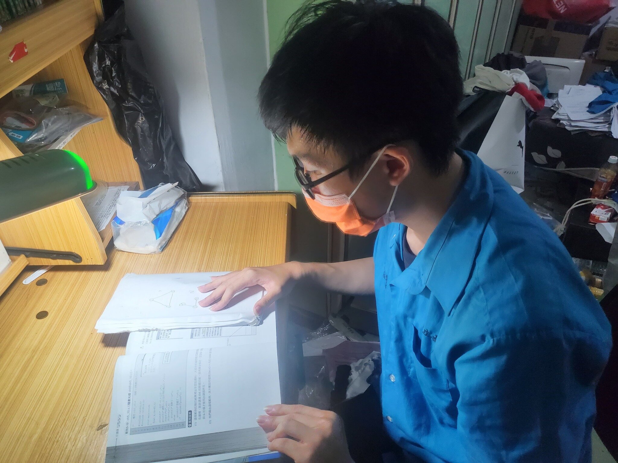 台灣一名學生一邊照顧爸爸，一邊讀書，學測前，同儕都專注課業，他卻要為繳不出水、電、瓦斯費，以及爸爸的醫藥費而煩惱。