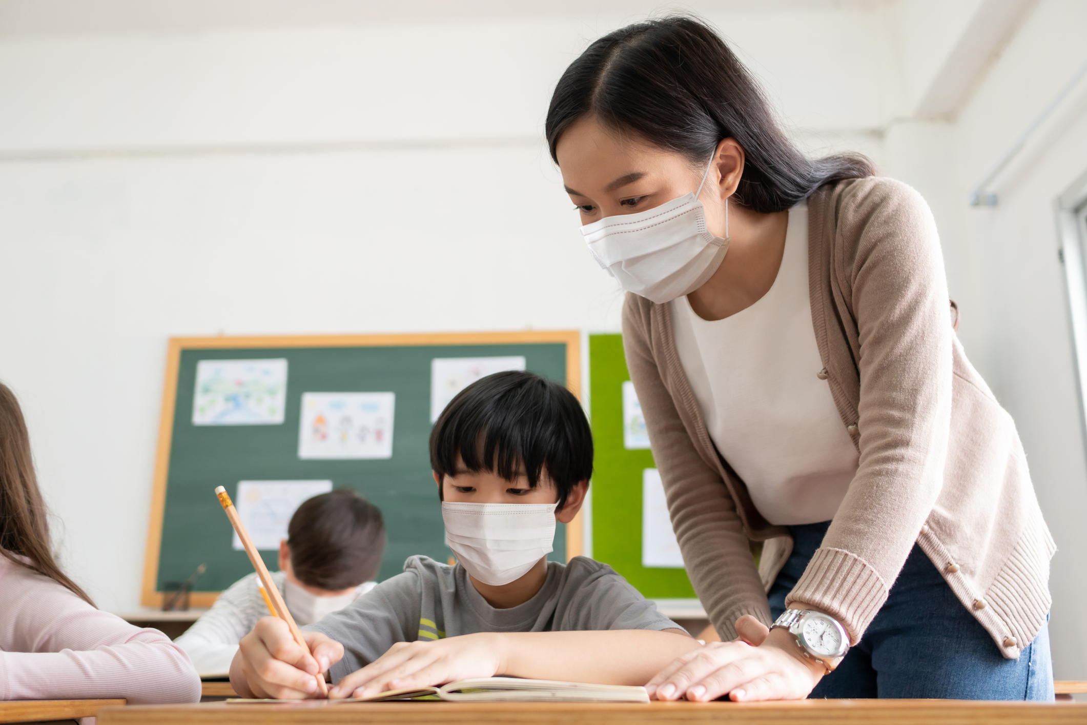 隨新冠疫情緩和,學校恢復面授上課,學童重返校園生活。