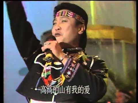 1988年央視春節聯歡晚會中萬沙浪演唱《娜魯灣情歌》。
