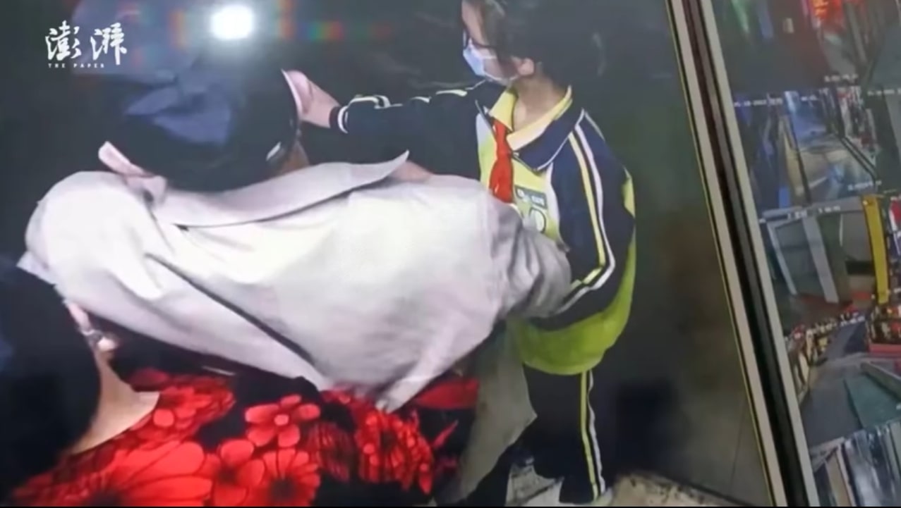 在駱伯伯多次嘗試站起卻都失敗後，終於遇上了好心人伸出援手，她是一名剛放學的小學生，叫彭美涵。