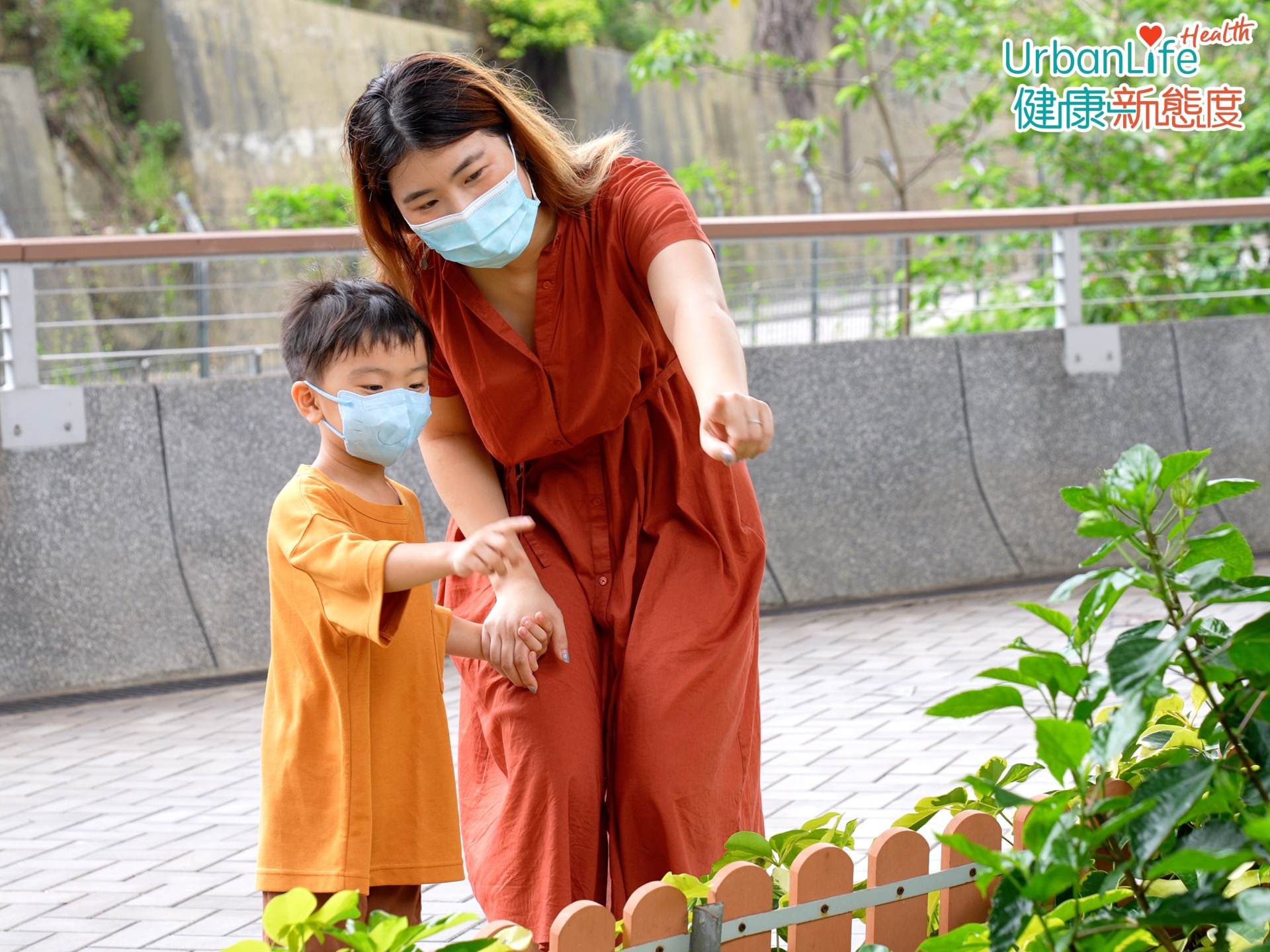 林醫生指，小朋友如何用眼睛也很重要，包括看東西時要有足夠的光線、距離，足夠休息及足夠的戶外活動，而理想的戶外活動時間宜每日多於2小時。