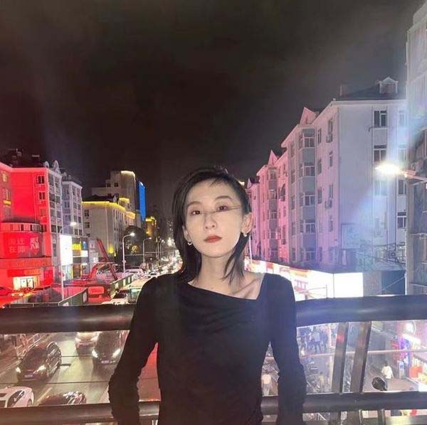 早前,內地一名女子在右邊眉毛上方長了一粒暗瘡,於是慣性用手擠破。