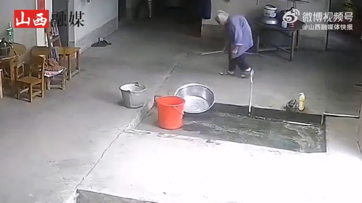 中國一位80多歲婆婆經常顯得全身疼痛，當看見兒子快要到家時，婆婆瞬間裝出彎腰、駝背的樣子。