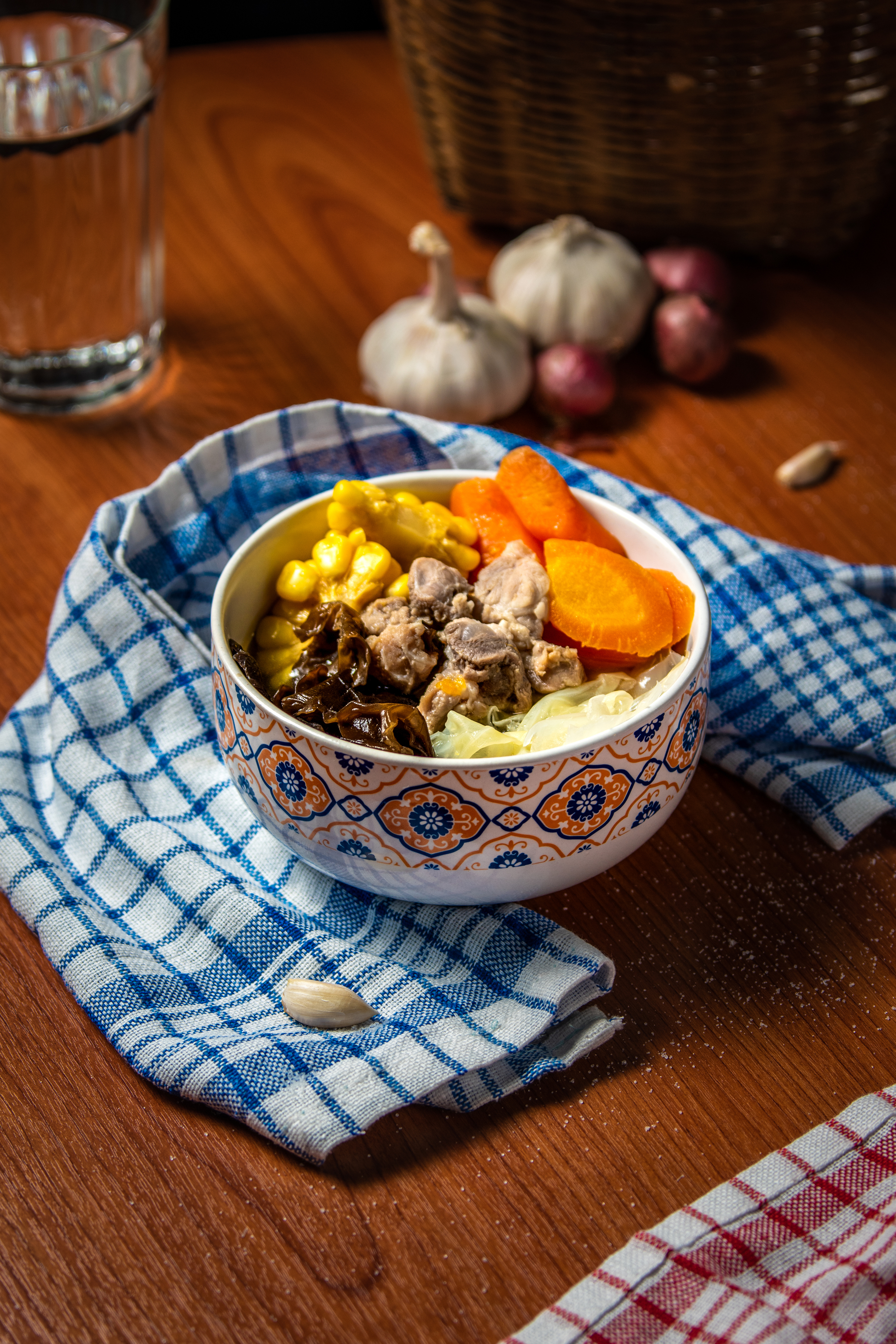 鮮牛蒡粟米蘿蔔西施骨湯有助降血糖、降血脂。