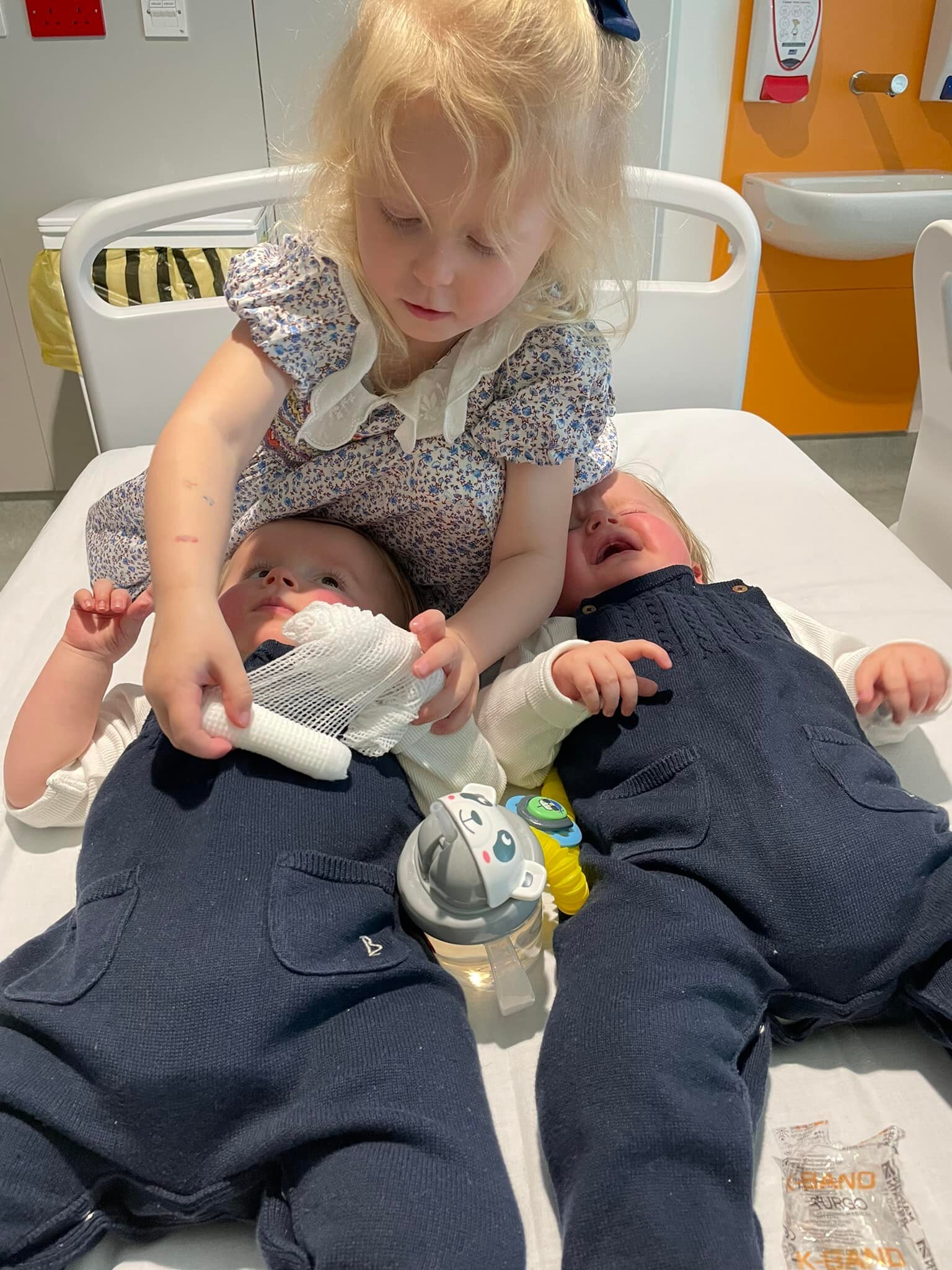 目前,兩兄弟已轉至兒童醫院接受治療。